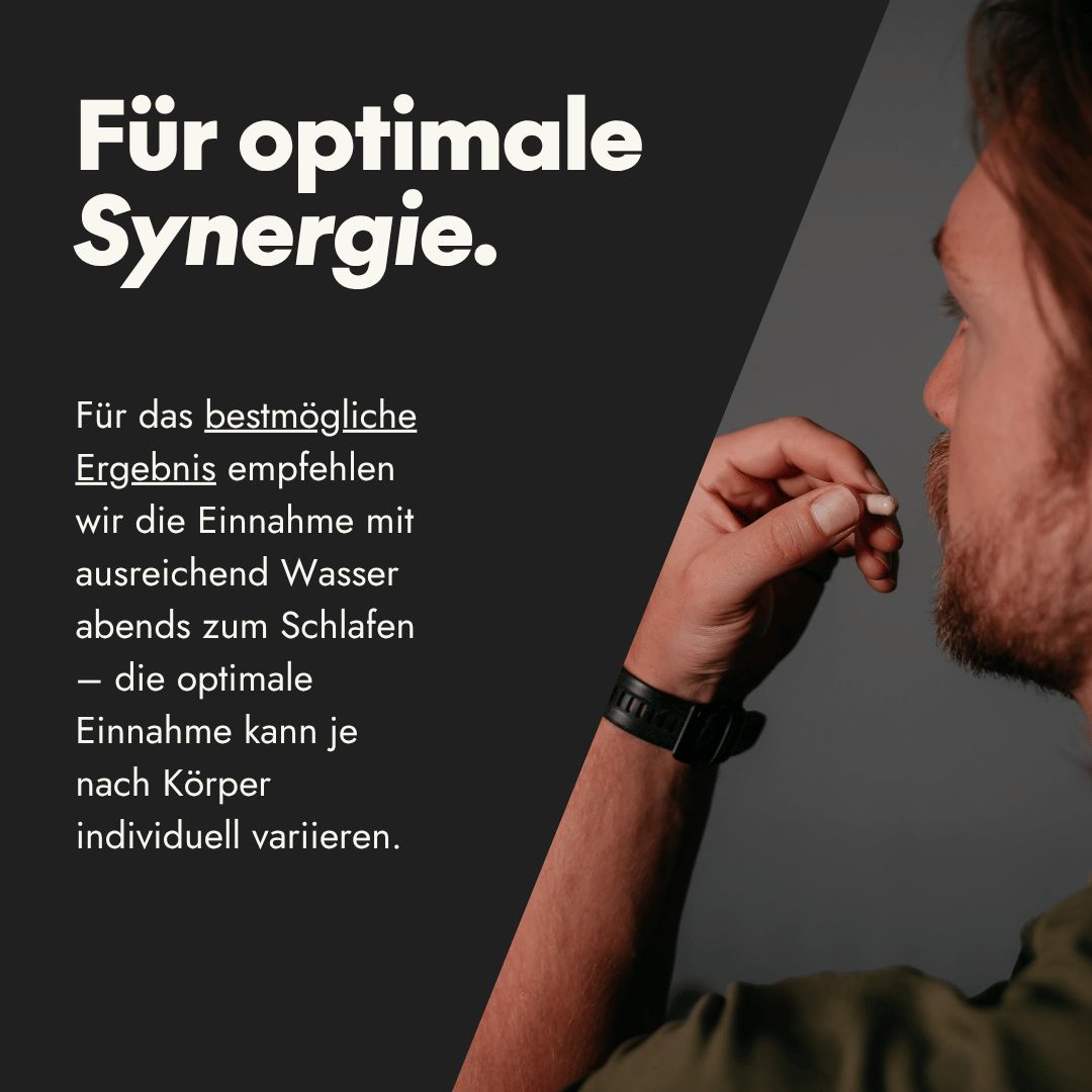Mann nimmt Kapsel ein. Text: Für optimale Synergie. Einnahme mit Wasser abends zum Schlafen. Einnahme kann individuell variieren.