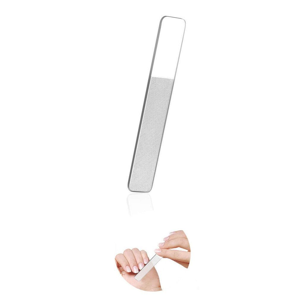 Glasnagelfeile mit nano-Beschichtung. Rechteckige Form, silberfarben. Gezeigt in der Handhabung.