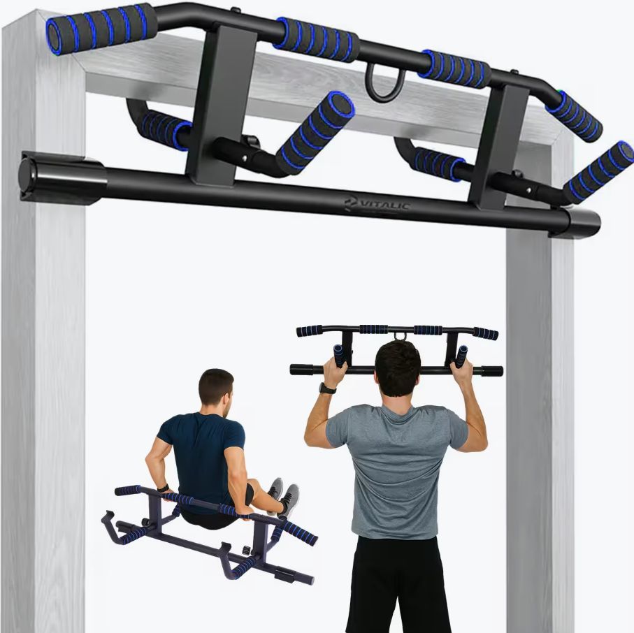 Klimmzugstange für Türrahmen. Schwarze Metallkonstruktion mit blauen Griffen. Zwei Personen demonstrieren die Anwendung.