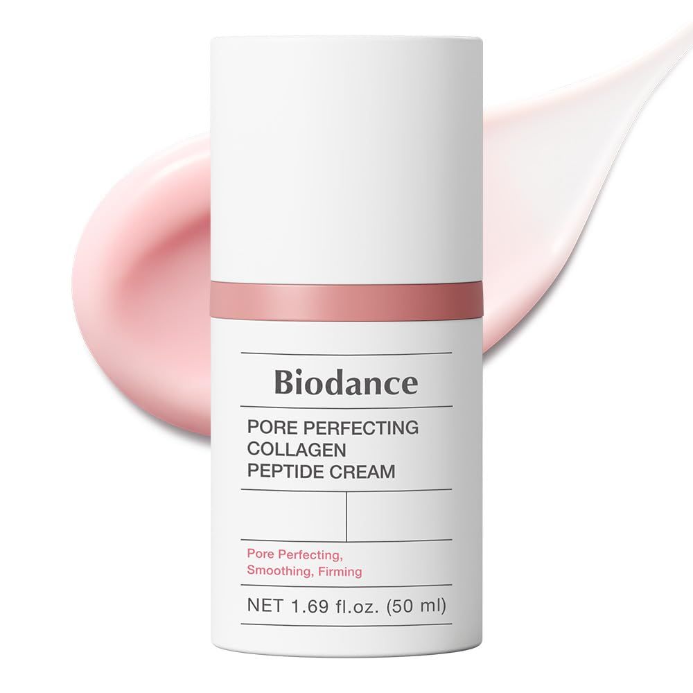 Weißer Tiegel mit rosa Akzenten. Aufschrift: Biodance Pore Perfecting Collagen Peptide Cream. Rosa Creme-Schlieren.