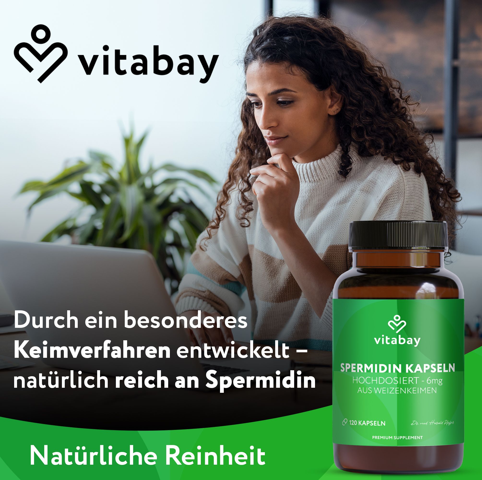 Eine Frau sitzt vor einem Laptop. Eine Flasche mit grüner Beschriftung. Text: Natürlich reich an Spermidin. Vitabay Logo.