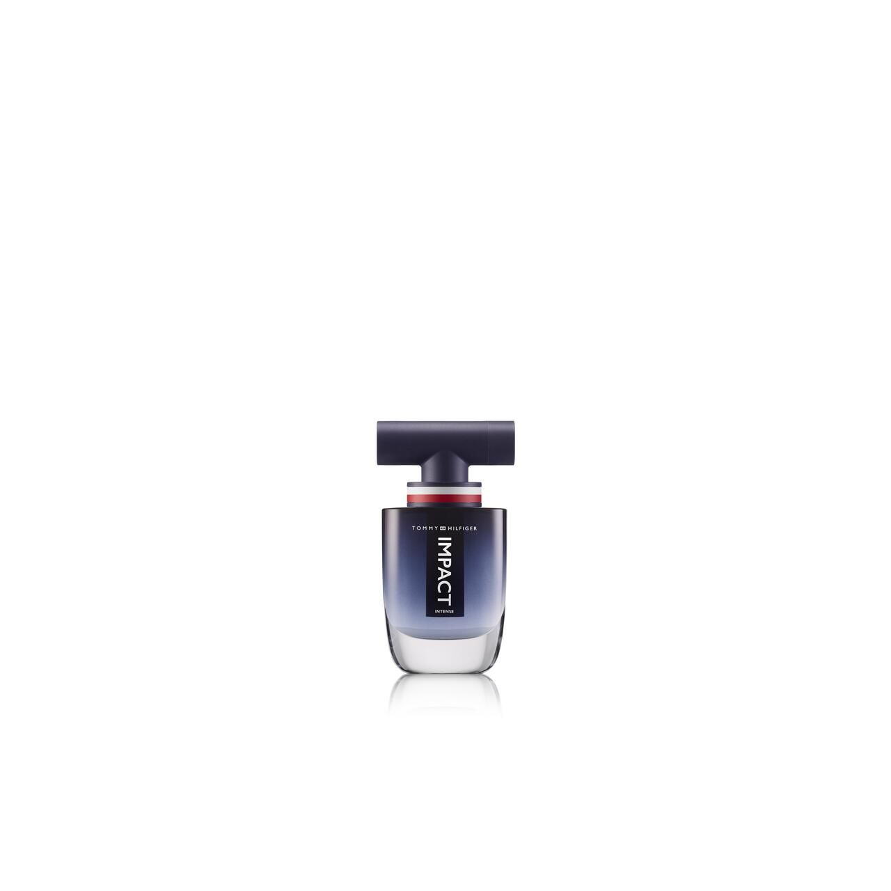 Tommy Hilfiger Impact Intense EdP Nat. Spray. Blaue Glasflasche mit schwarzem Verschluss. Aufschrift IMPACT.