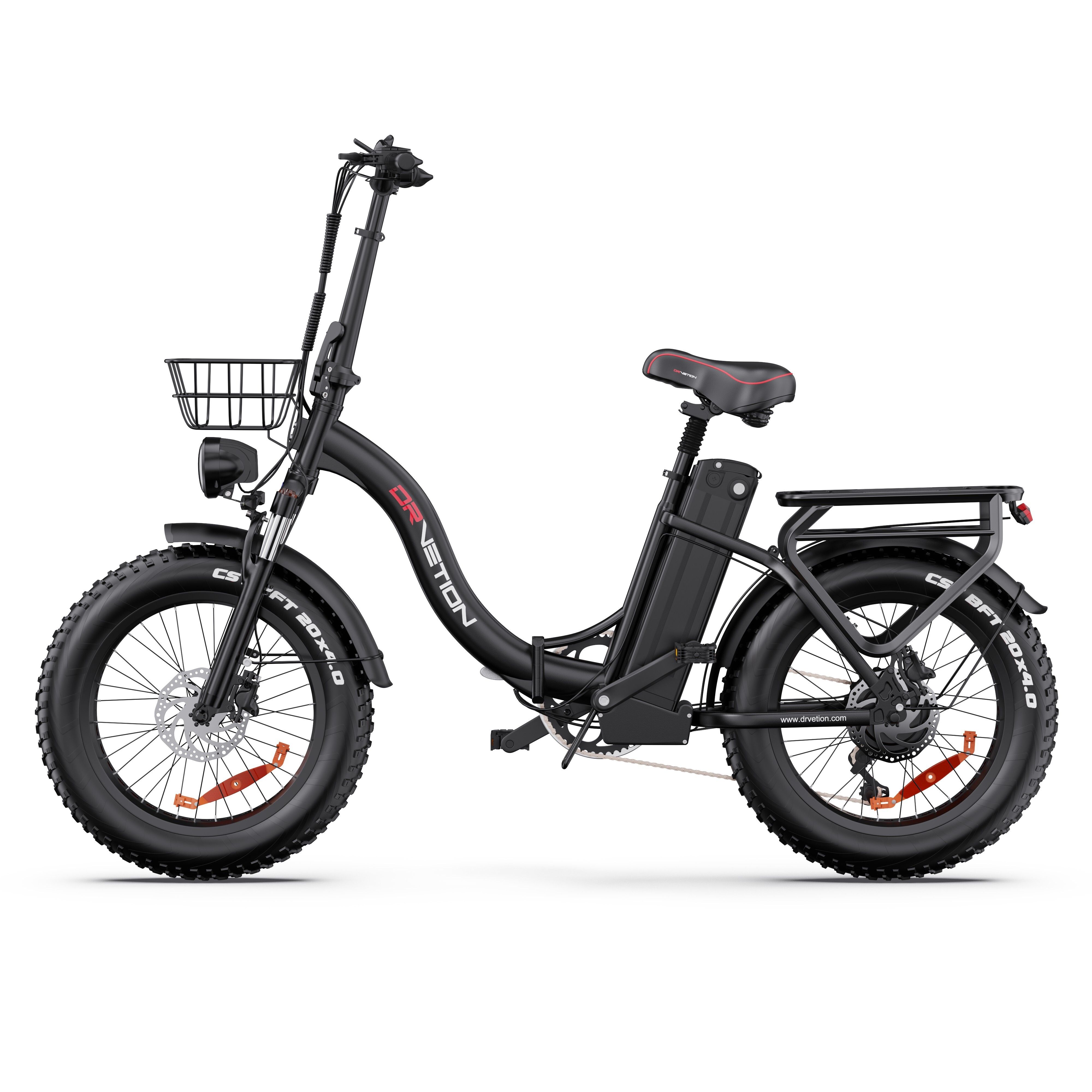 Schwarzes E-Bike mit Korb, Batterie und Gepäckträger. Fette Reifen, roter Sattel. DRVETION Schriftzug.
