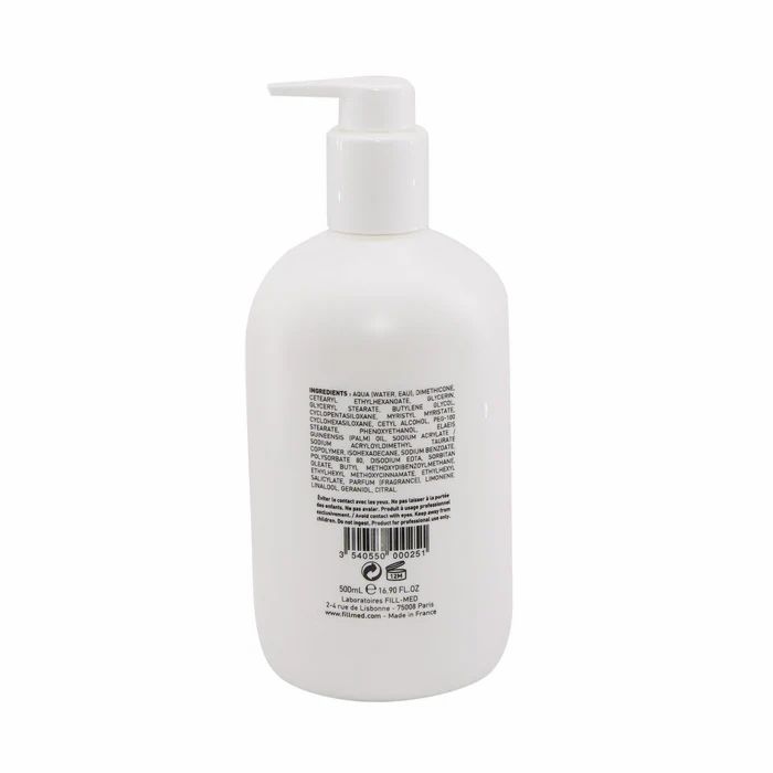 Weiße Flasche mit Pumpverschluss. Rückseite mit Inhaltsstoffen und Barcode. Aufschrift FILLMED.