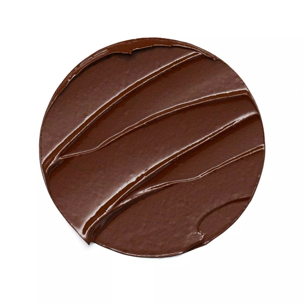 Runder, brauner Bronzer-Abstrich auf weißem Hintergrund.