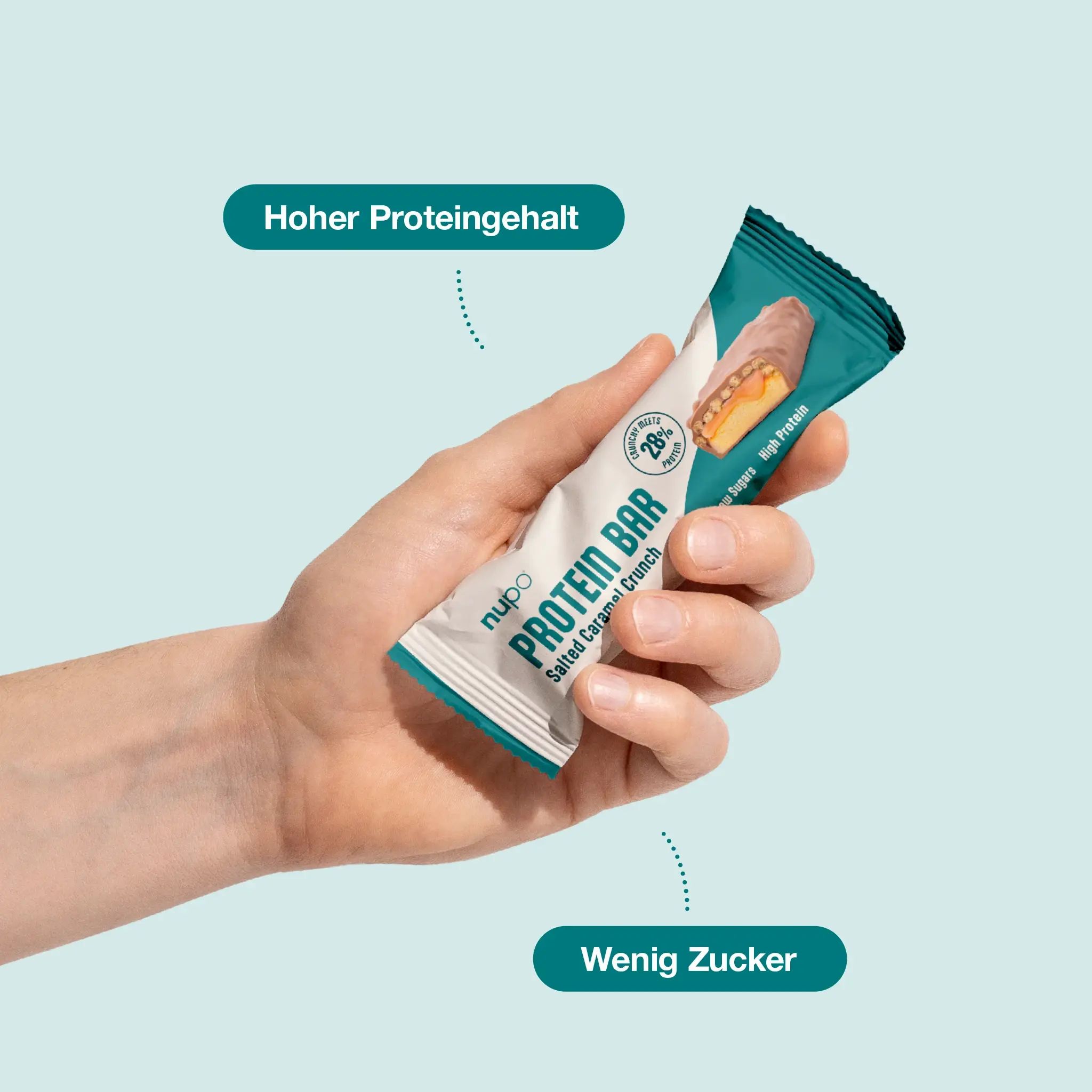 Person hält Proteinriegel. Marke und Produktbezeichnung sichtbar. Text: Hoher Proteingehalt, Wenig Zucker.