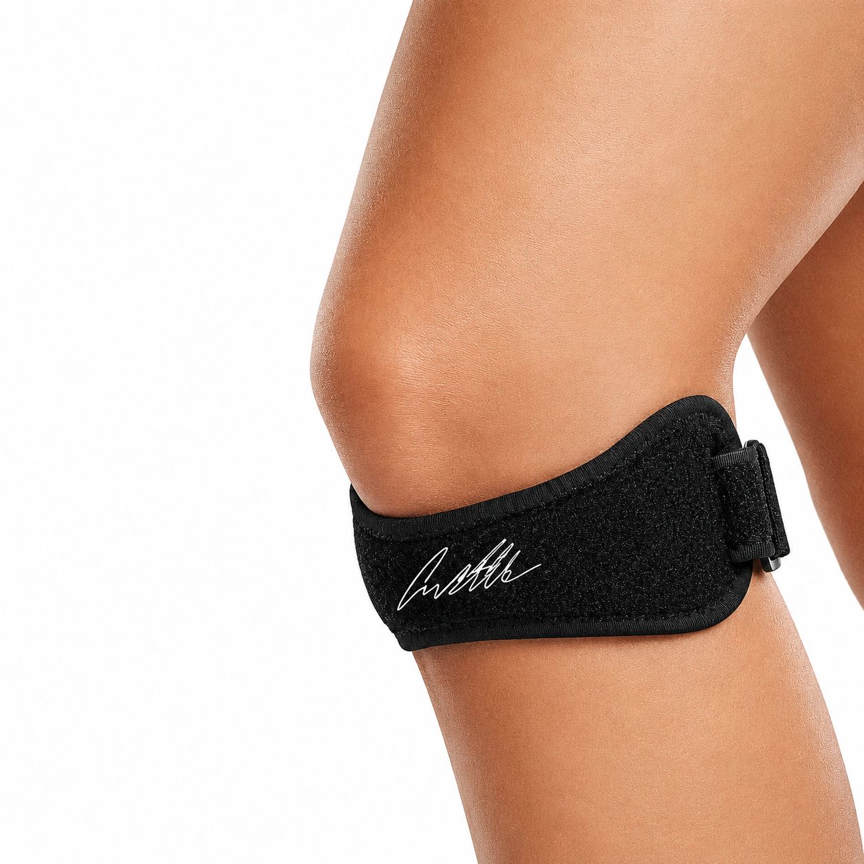 Nahaufnahme einer schwarzen Patellasehnenbandage mit Klettverschluss am Knie.