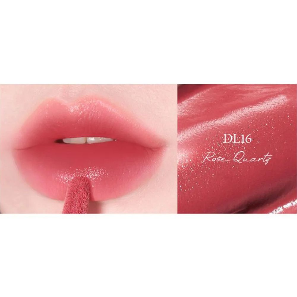 Nahaufnahme von Lippen mit Gloss. Rechts: Detailansicht des Gloss mit der Bezeichnung DL16 Rose Quartz.