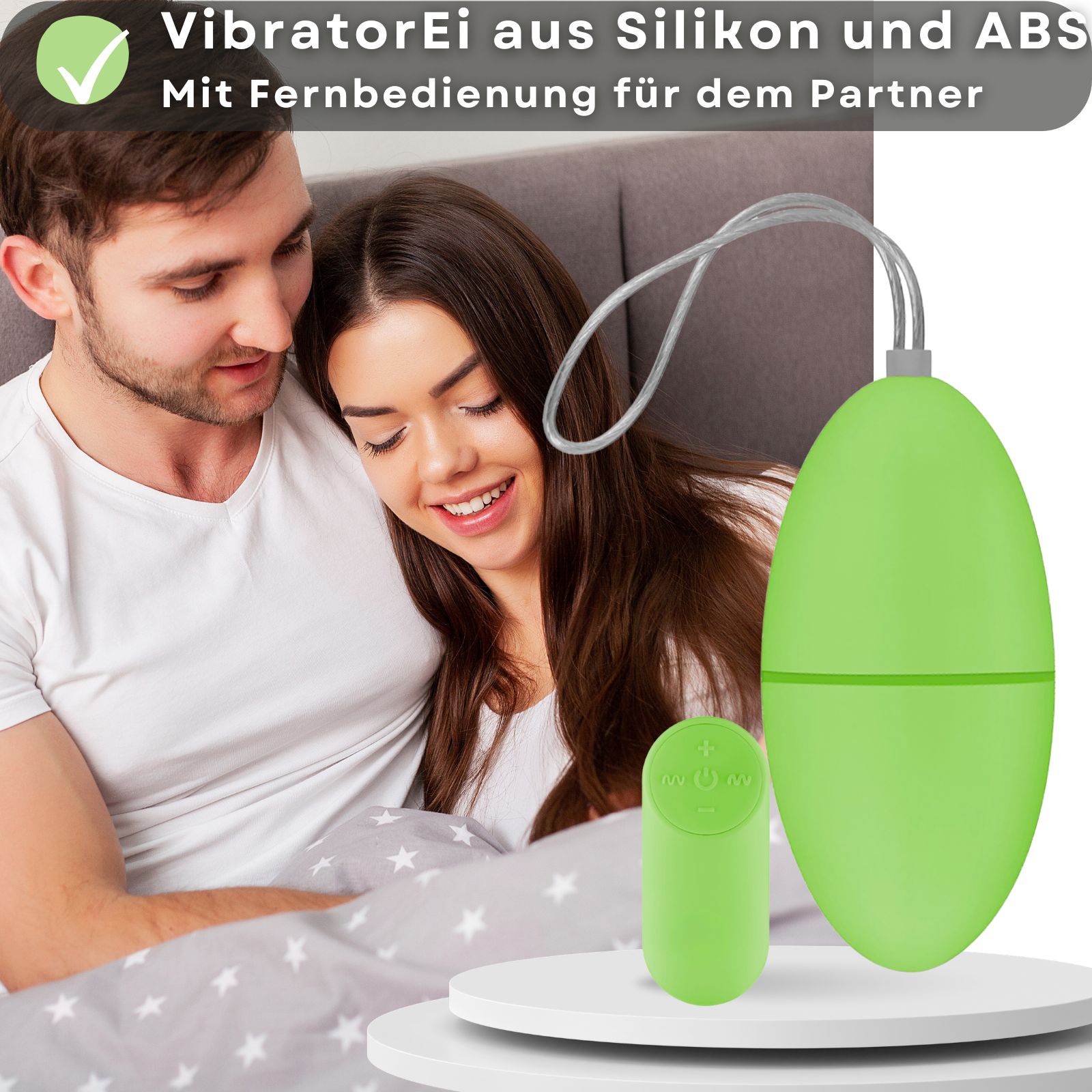 Produkt mit Fernbedienung und Text. Text: Vibrator Ei aus Silikon und ABS. Paar im Bett. Auf weißem Podest.