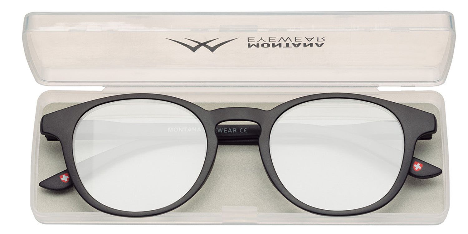 Schwarze Brille in einer hellen Hülle. Auf der Brille steht Montana Eyewear. Schweizer Kreuz auf dem Bügel.