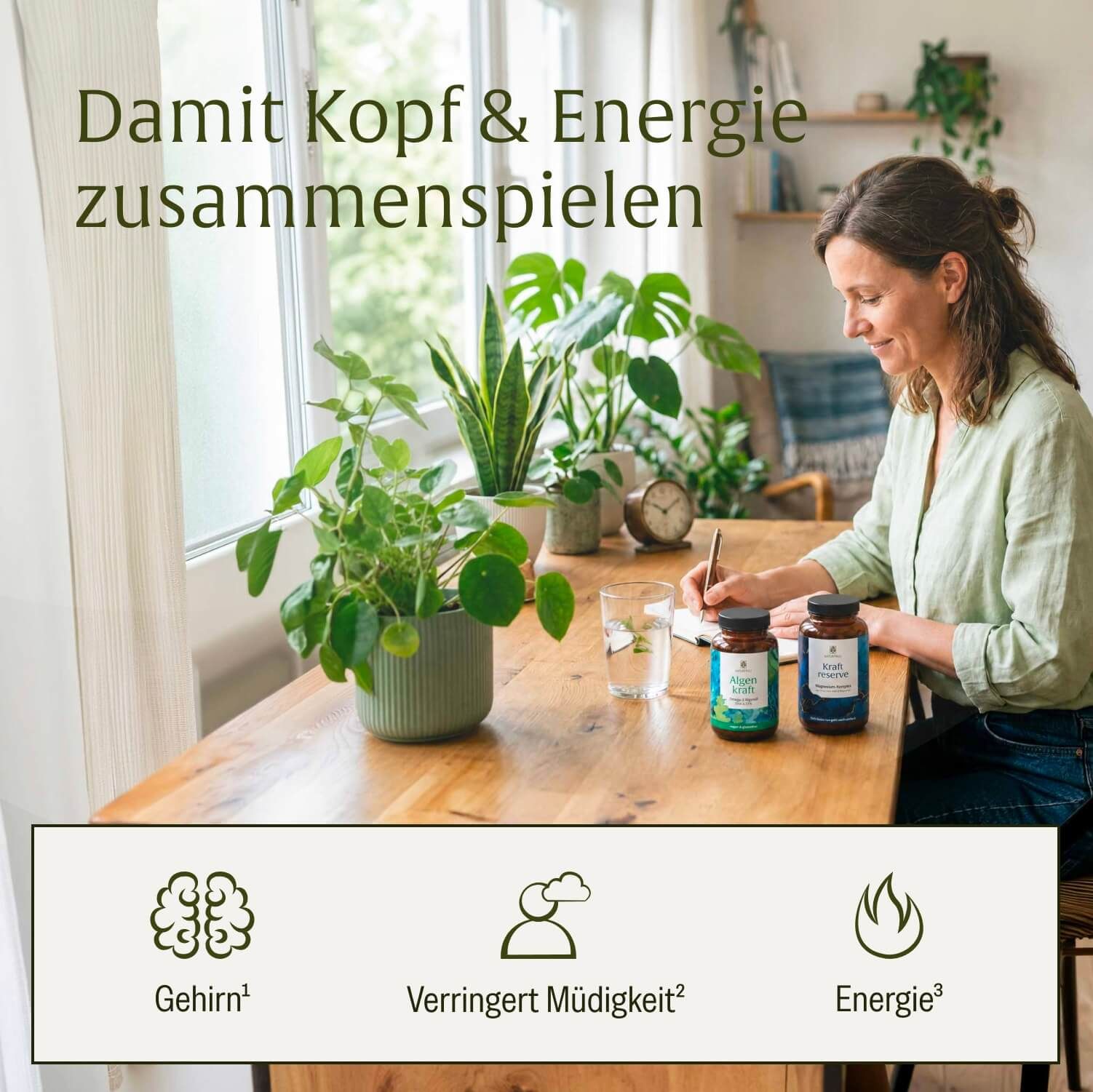 Frau am Tisch mit NATURTREU Algen Kraft und Kraft Reserve Flaschen, mit Symbolen für Gehirn, Müdigkeit und Energie.