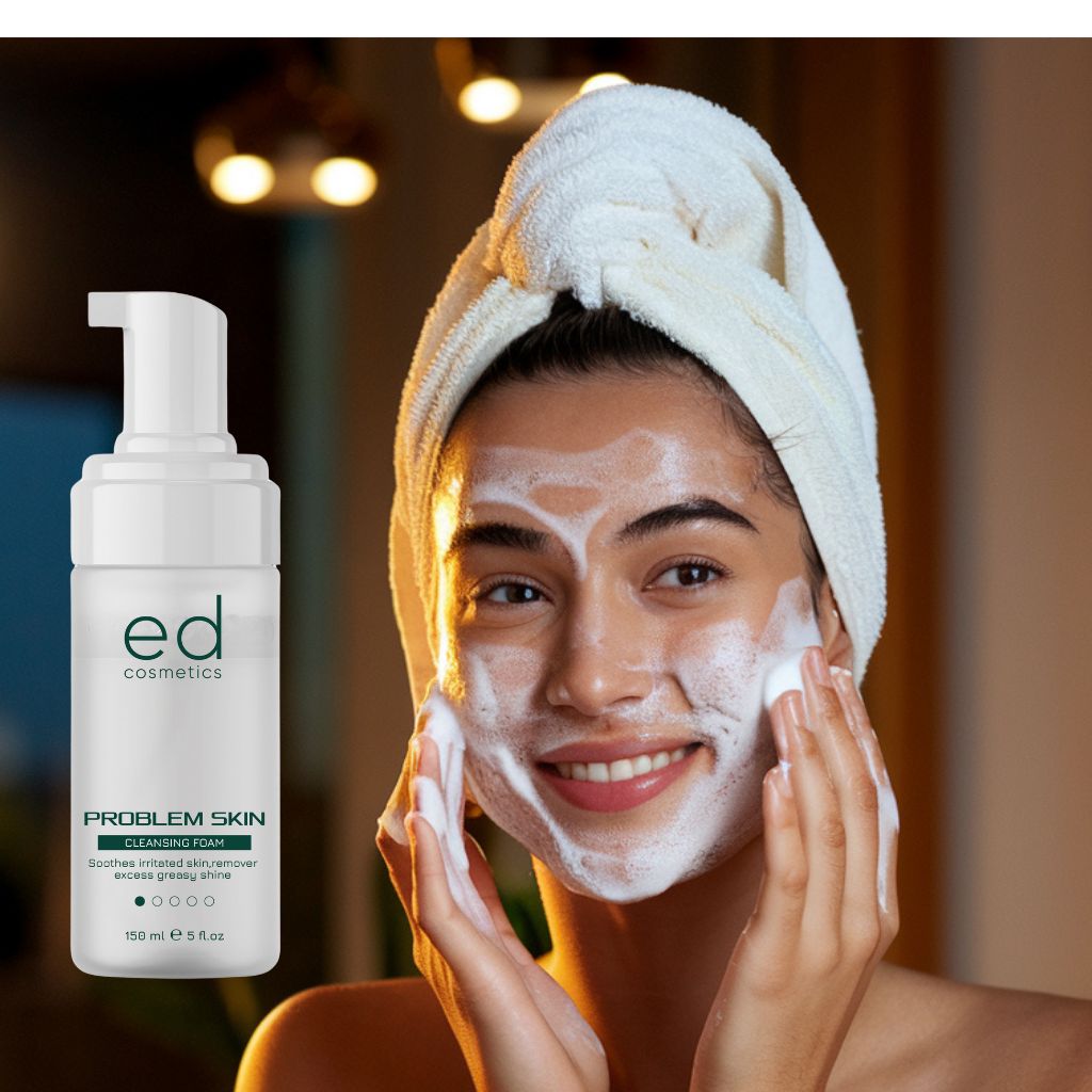Frau mit Handtuch auf dem Kopf, trägt Reinigungsschaum auf. Flasche: ed cosmetics, PROBLEM SKIN CLEANSING FOAM.