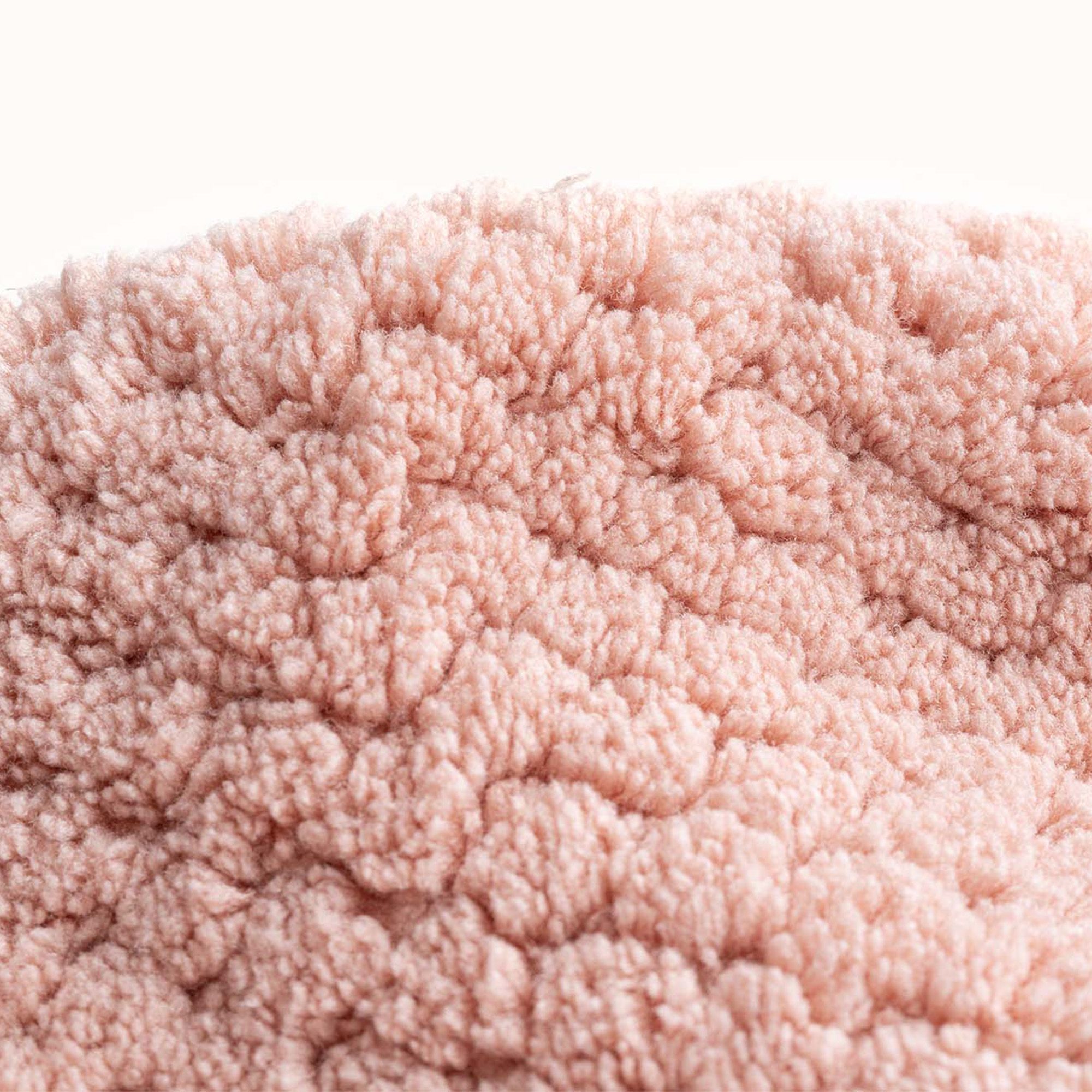 Nahaufnahme eines rosa Haarturbans. Strukturierte, weiche Oberfläche.