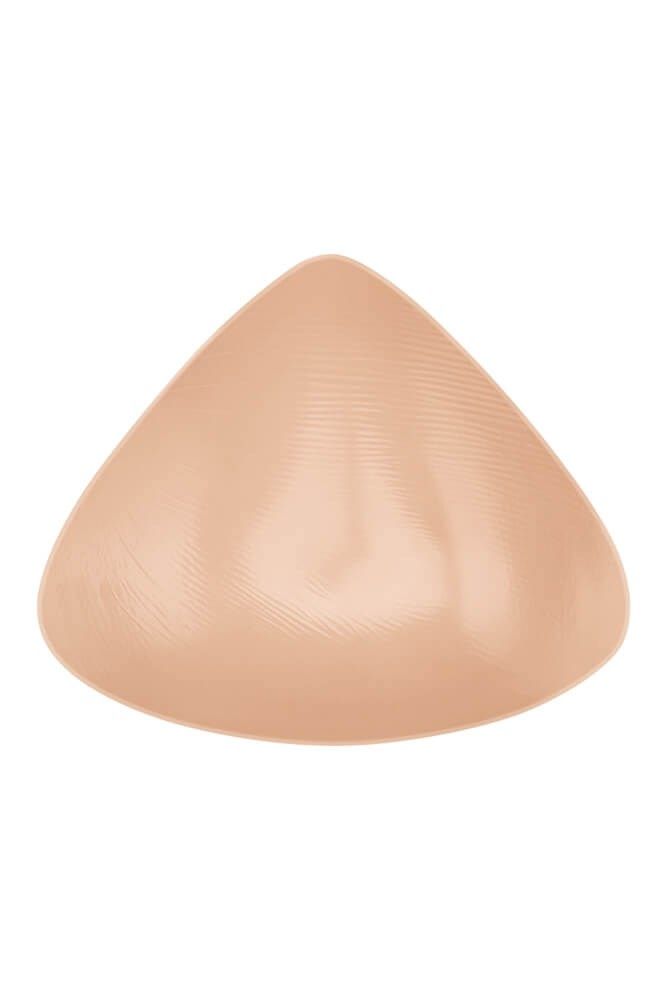 Brustprothese in mittlerer Brustform. Hautfarbenes, tropfenförmiges Produkt mit geriffelter Oberfläche.