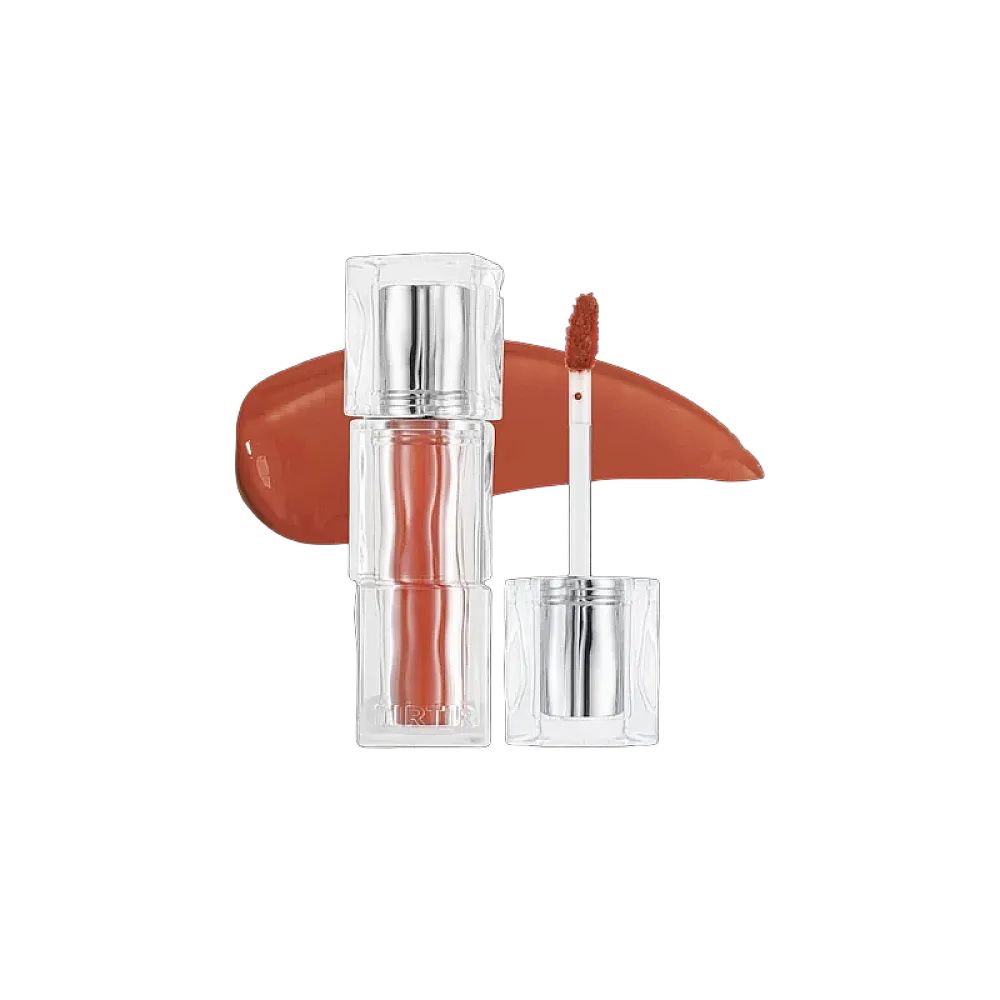 Ein Lippen-Tint in einem transparenten Behälter mit silbernem Deckel und Applikator. Daneben ein Farbfleck.