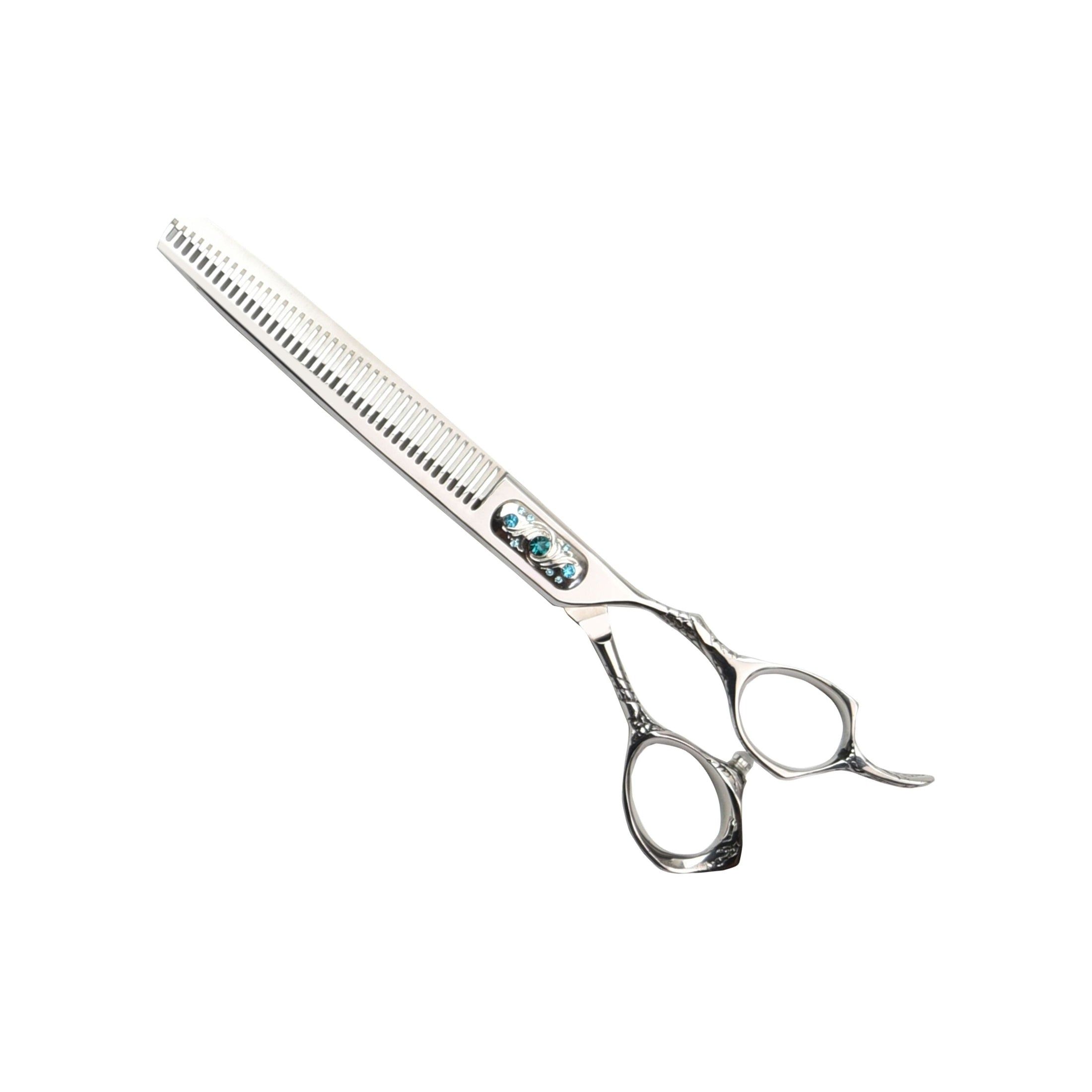 Silberne Hundehaarschere, einseitig gezahnt. Mit geschwungenen Griffen und dekorativen Elementen.