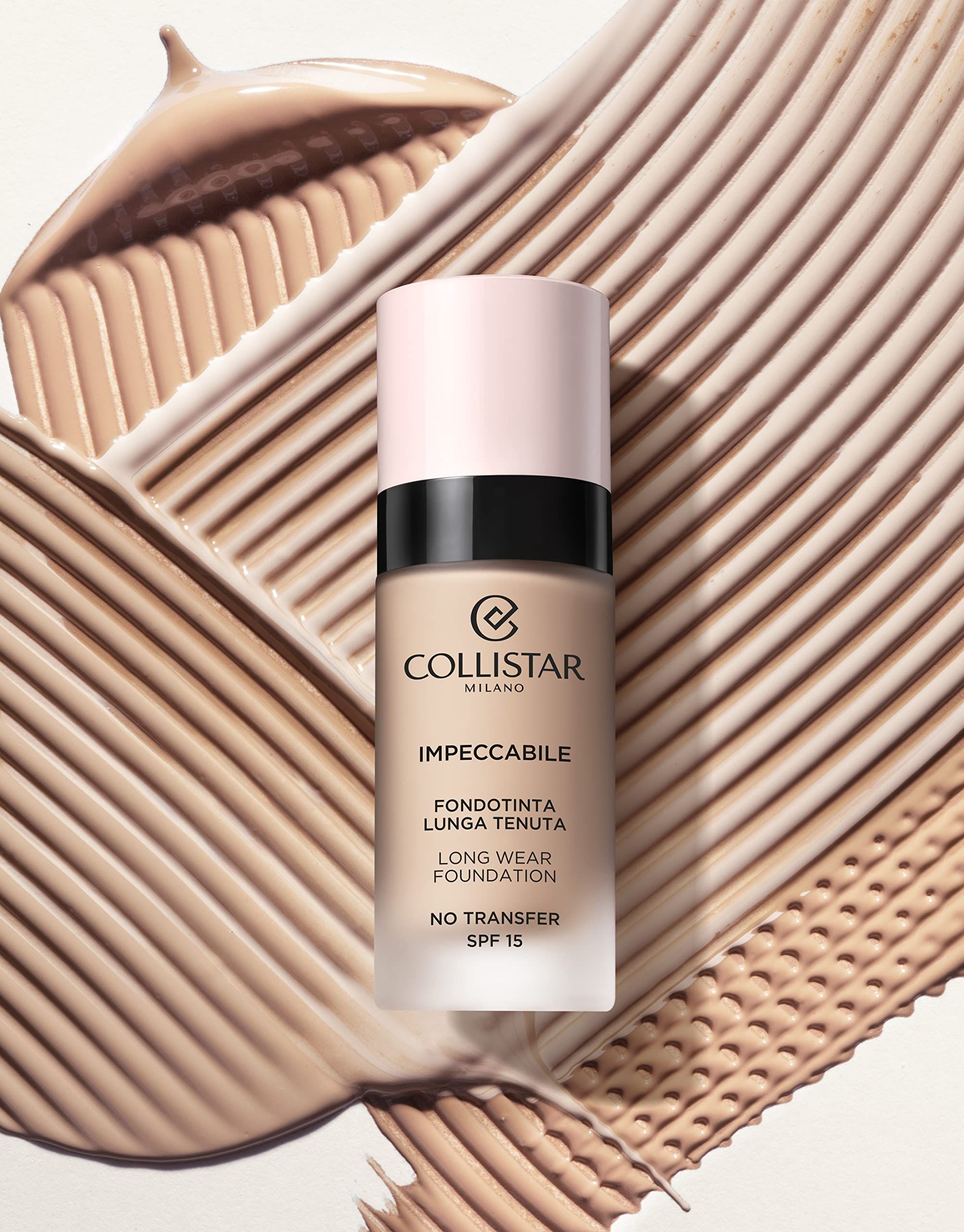 Foundation-Flakon auf Make-up-Abstrich. Beige Farbton. Deckel rosa, schwarzer Ring. Schriftzug: Collistar, Impeccabile, SPF 15.