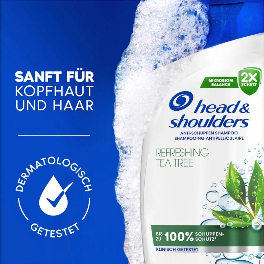 Nahaufnahme einer Shampoo-Flasche mit Head & Shoulders-Logo. Dermatologisch getestet-Siegel. Schaum.
