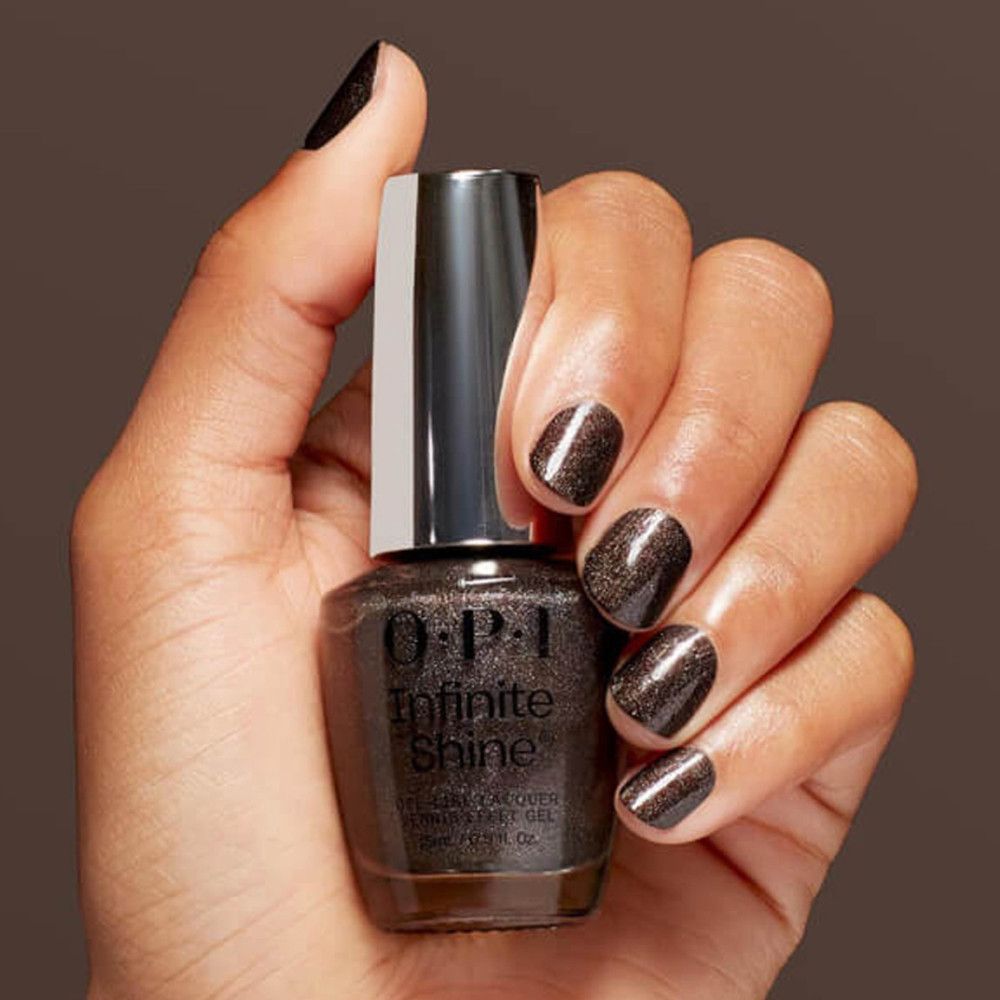 Nagellackflasche mit silbernem Deckel. Aufschrift: OPI Infinite Shine. Nägel mit Nagellack lackiert.