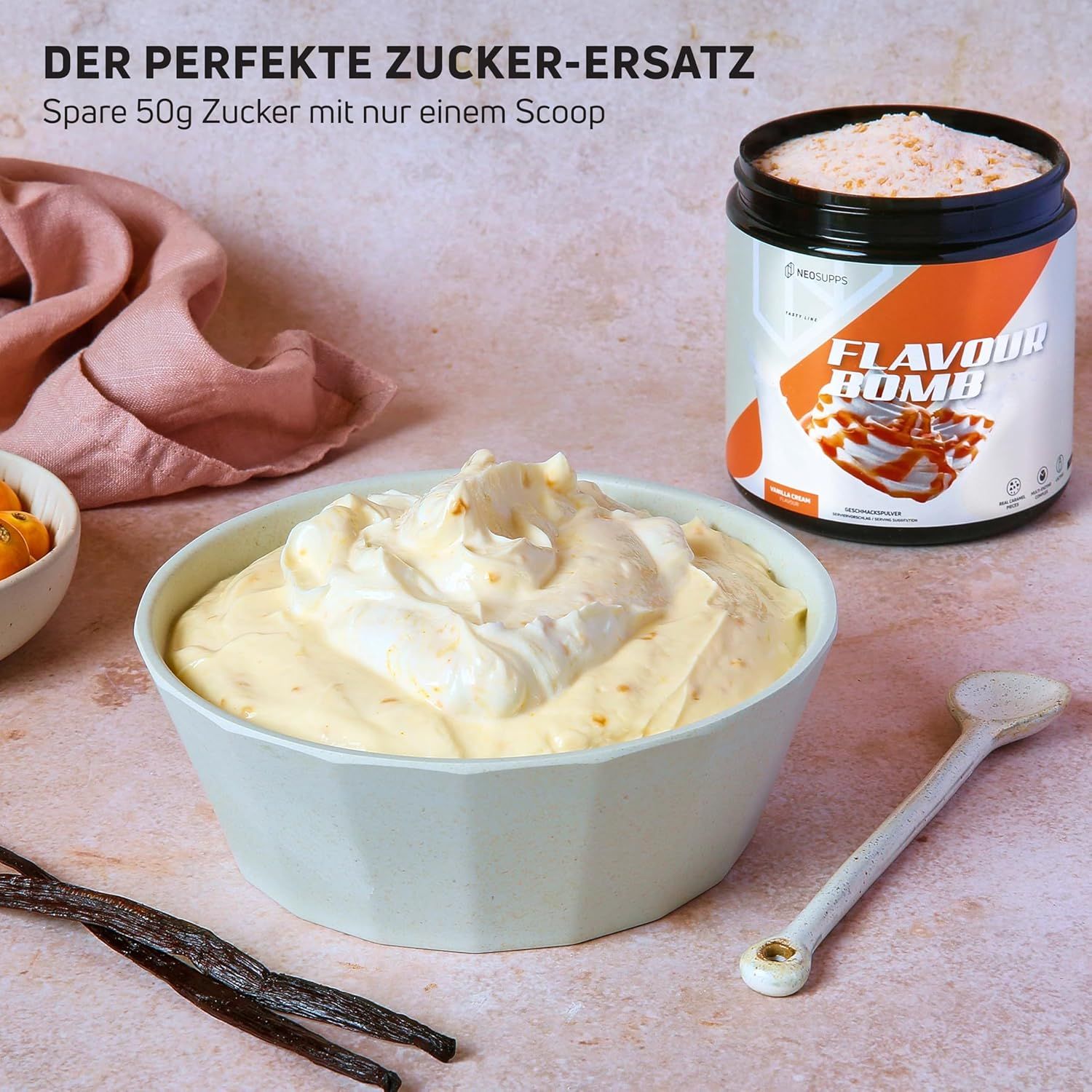 Offene Dose Flavour Bomb neben einer Schüssel mit Creme. Text: Der perfekte Zucker-Ersatz. Vanilleschoten.