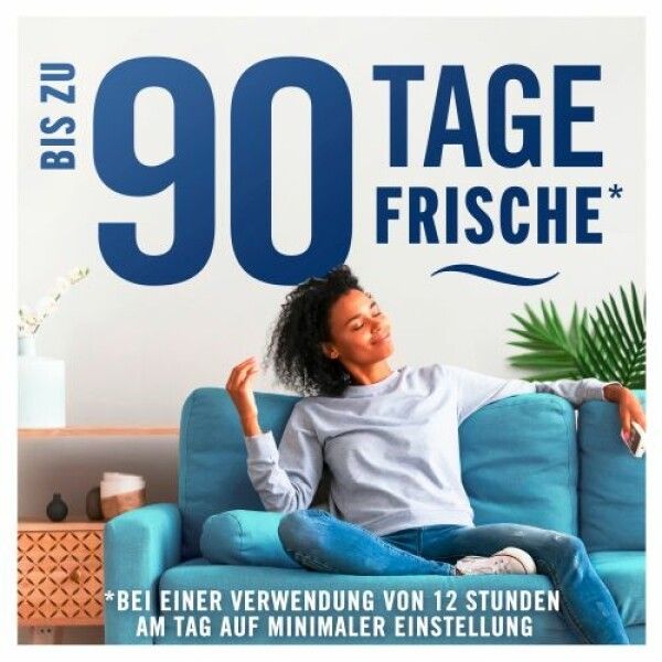 Frau sitzt entspannt auf einem Sofa. Text: Bis zu 90 Tage Frische. Kleingedruckt: Bei 12 Stunden am Tag auf minimaler Einstellung.