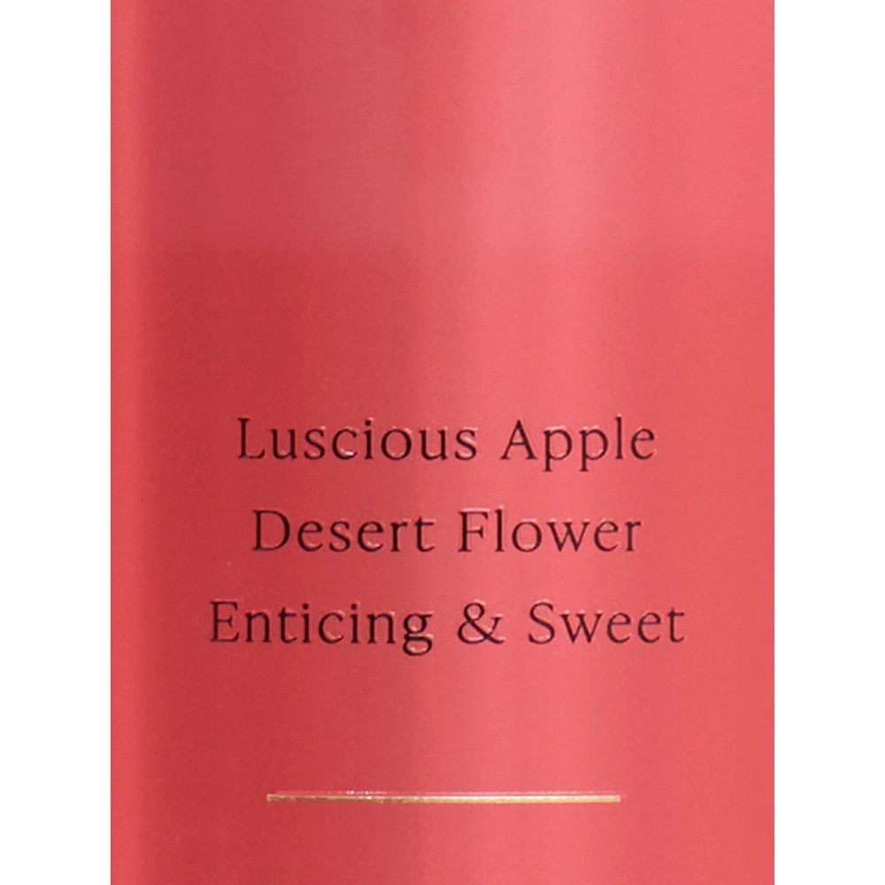 Nahaufnahme einer rosa Flasche. Text: Luscious Apple, Desert Flower, Enticing & Sweet.