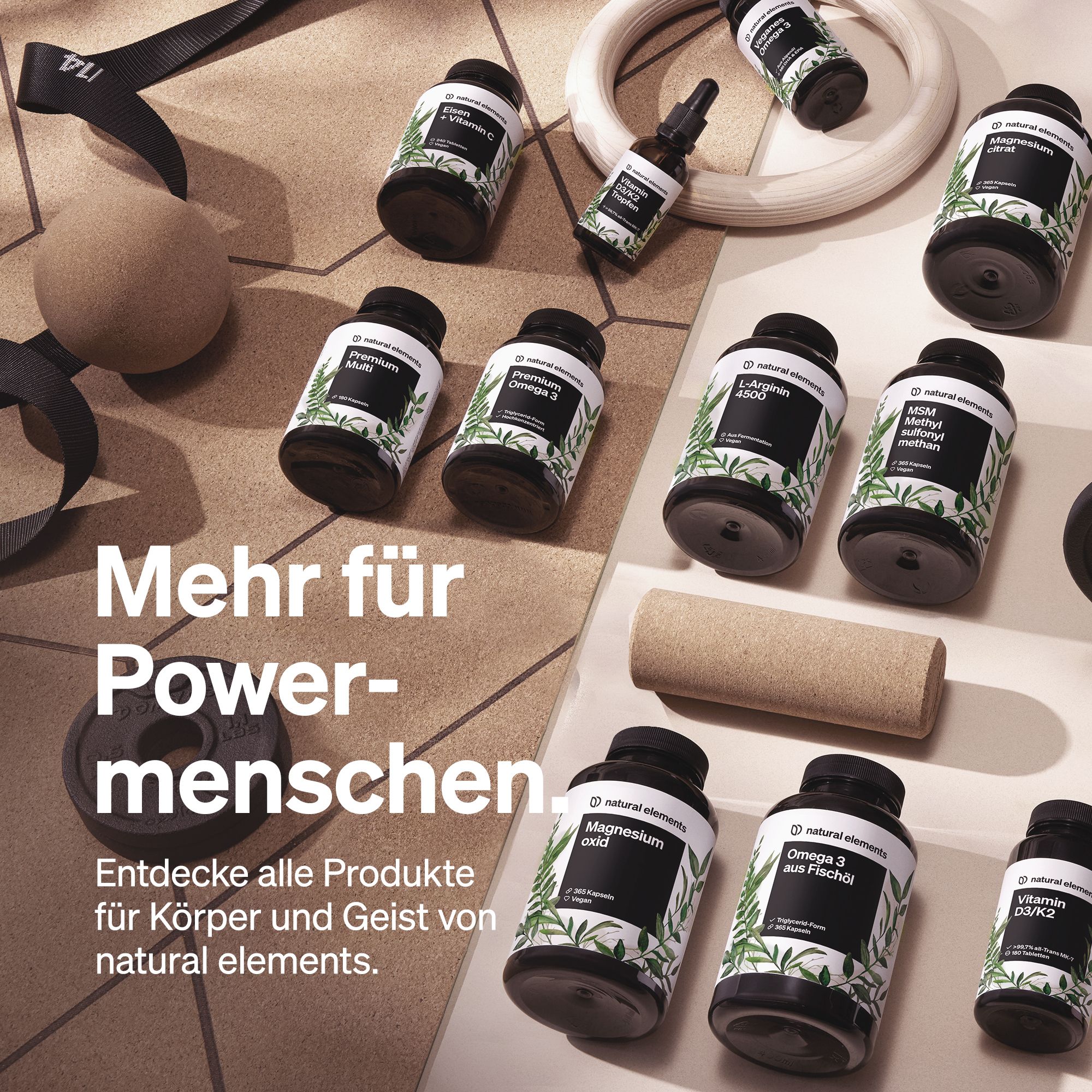 Verschiedene Flaschen und Zubehör. Text: Mehr für Powermenschen. Entdecke alle Produkte für Körper und Geist.