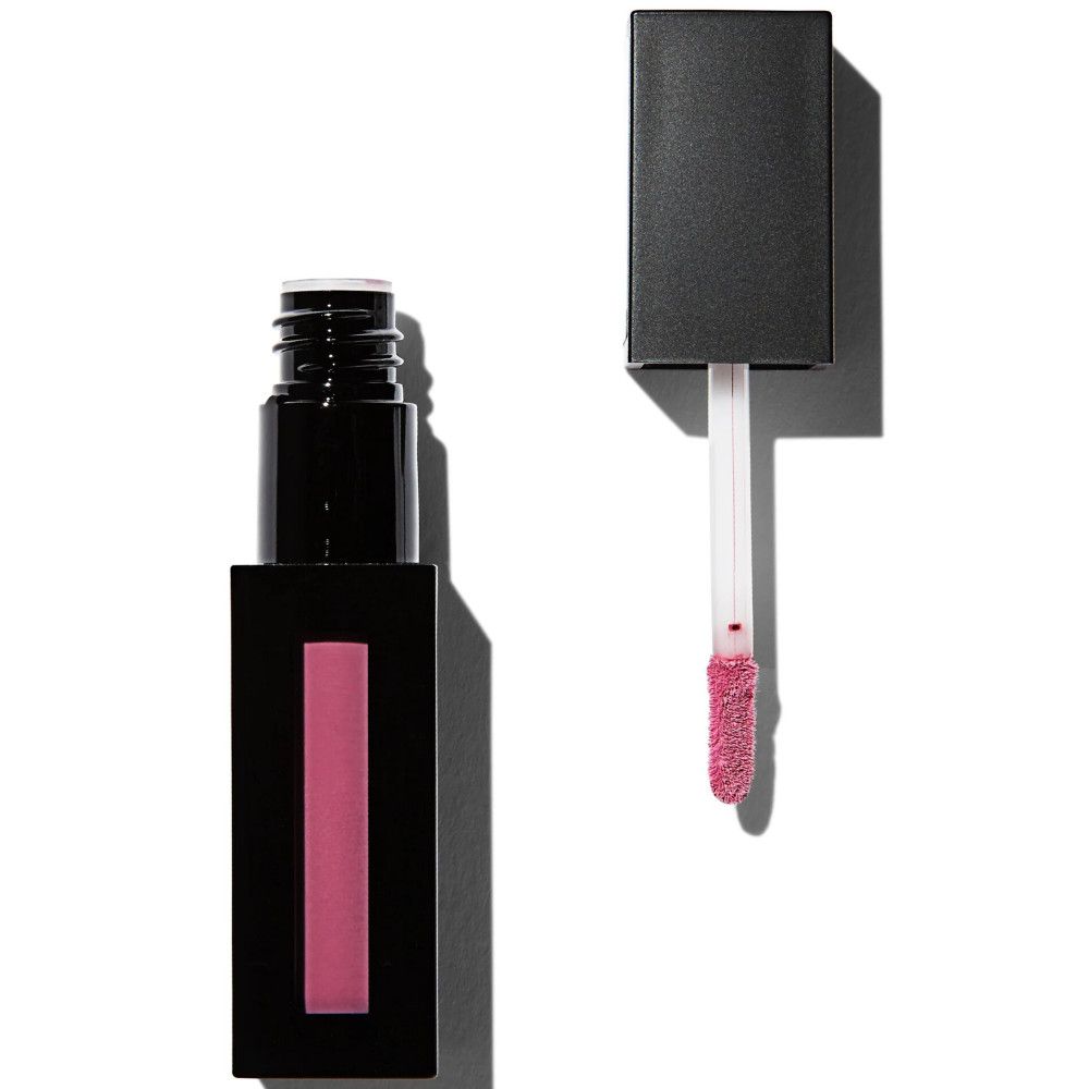 Geöffnete Lipgloss-Tube, schwarz mit rosa Inhalt. Applikator sichtbar. Schwarzer Deckel daneben.