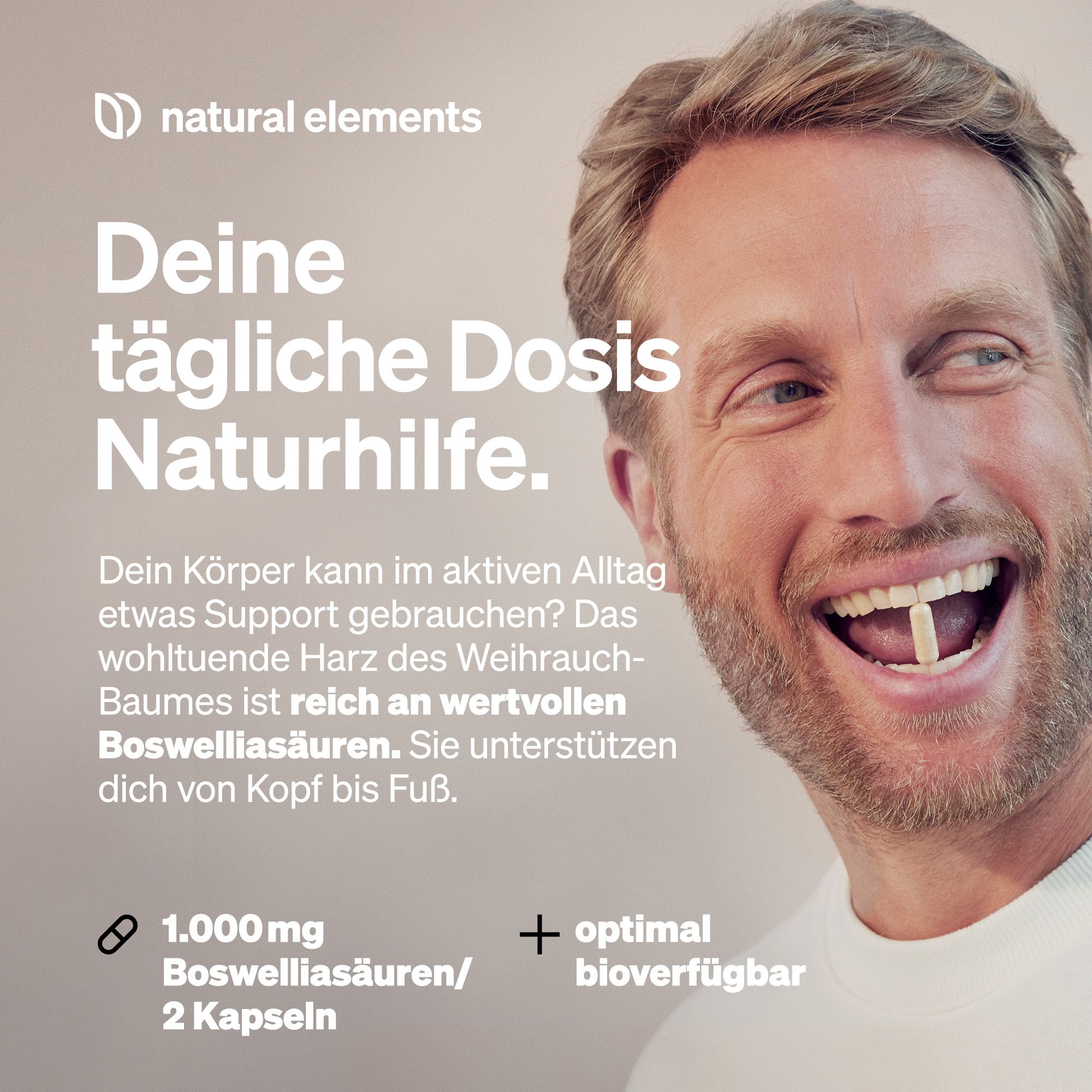 Mann lächelt und zeigt eine Kapsel. Text: Deine tägliche Dosis Naturhilfe. 1.000mg Boswelliasäuren/2 Kapseln. Optimal bioverfügbar.