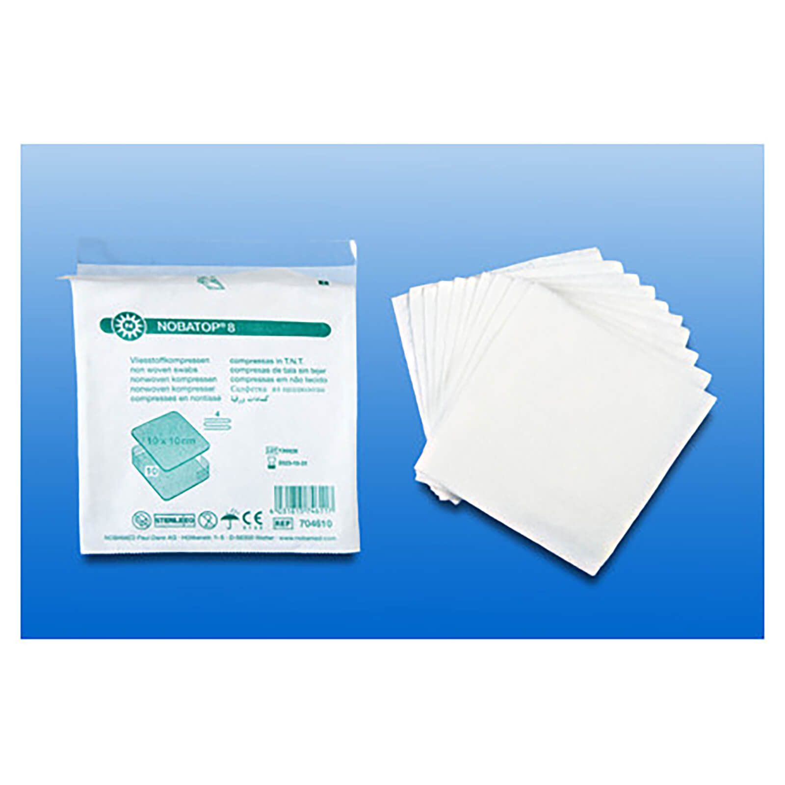 Verpackung Nobatop 8 Vliesstoffkompressen neben ausgepackten Kompressen. Einzelverpackung mit 10 Kompressen, 10 x 10 cm. Sterile Kompressen.