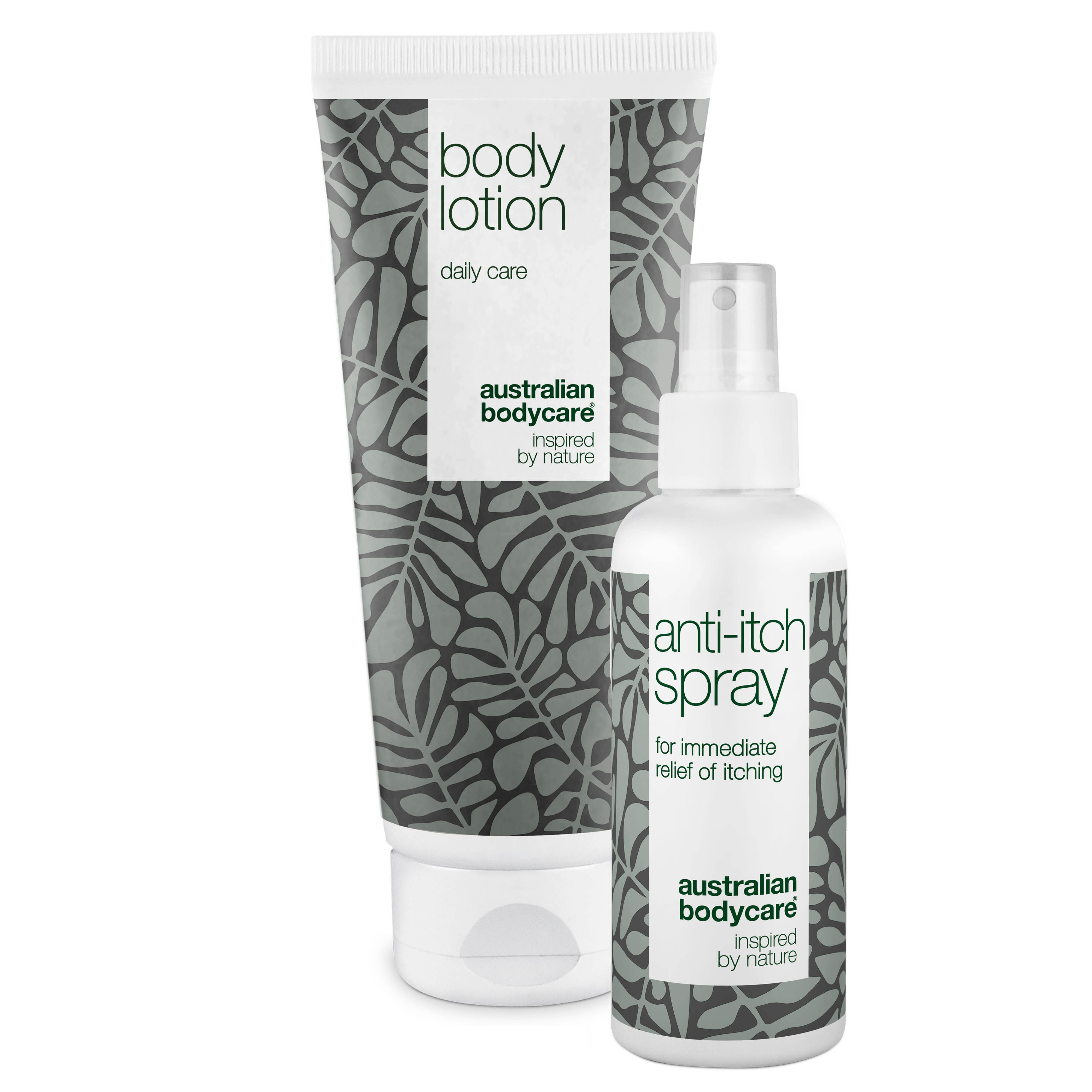 Körperlotion und Anti-Juckreiz-Spray. Beide Produkte haben ein weißes Etikett mit floralem Muster und Text.