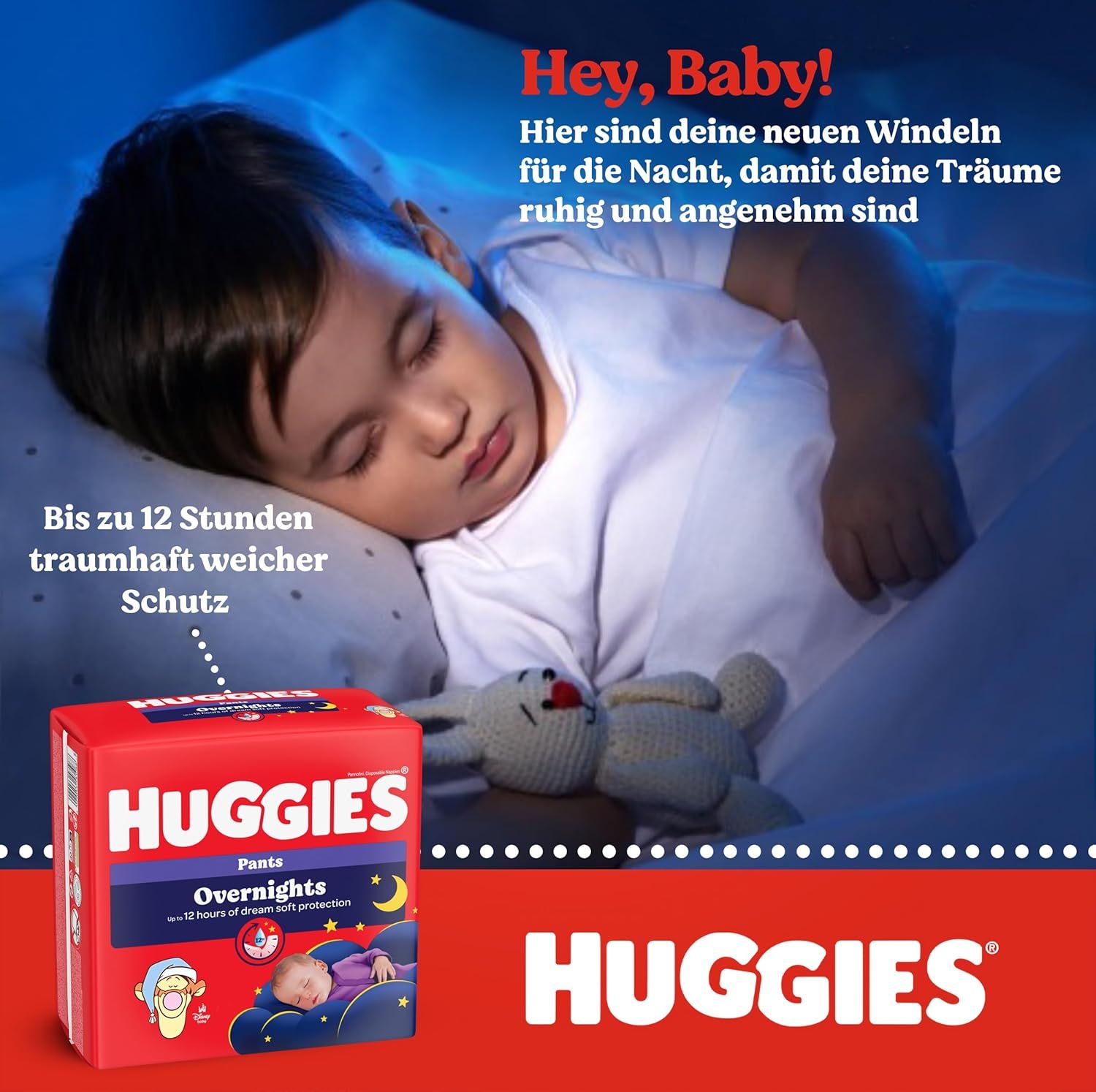 Baby schläft friedlich. Rote Huggies-Packung mit Overnights-Windeln. Text: Bis zu 12 Stunden traumhaft weicher Schutz.