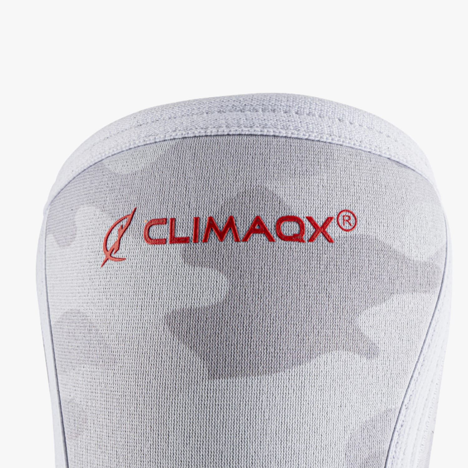 Nahaufnahme der Armbandage. Weiß-graues Tarnmuster. Rotes CLIMAQX-Logo. Elastisches Material.