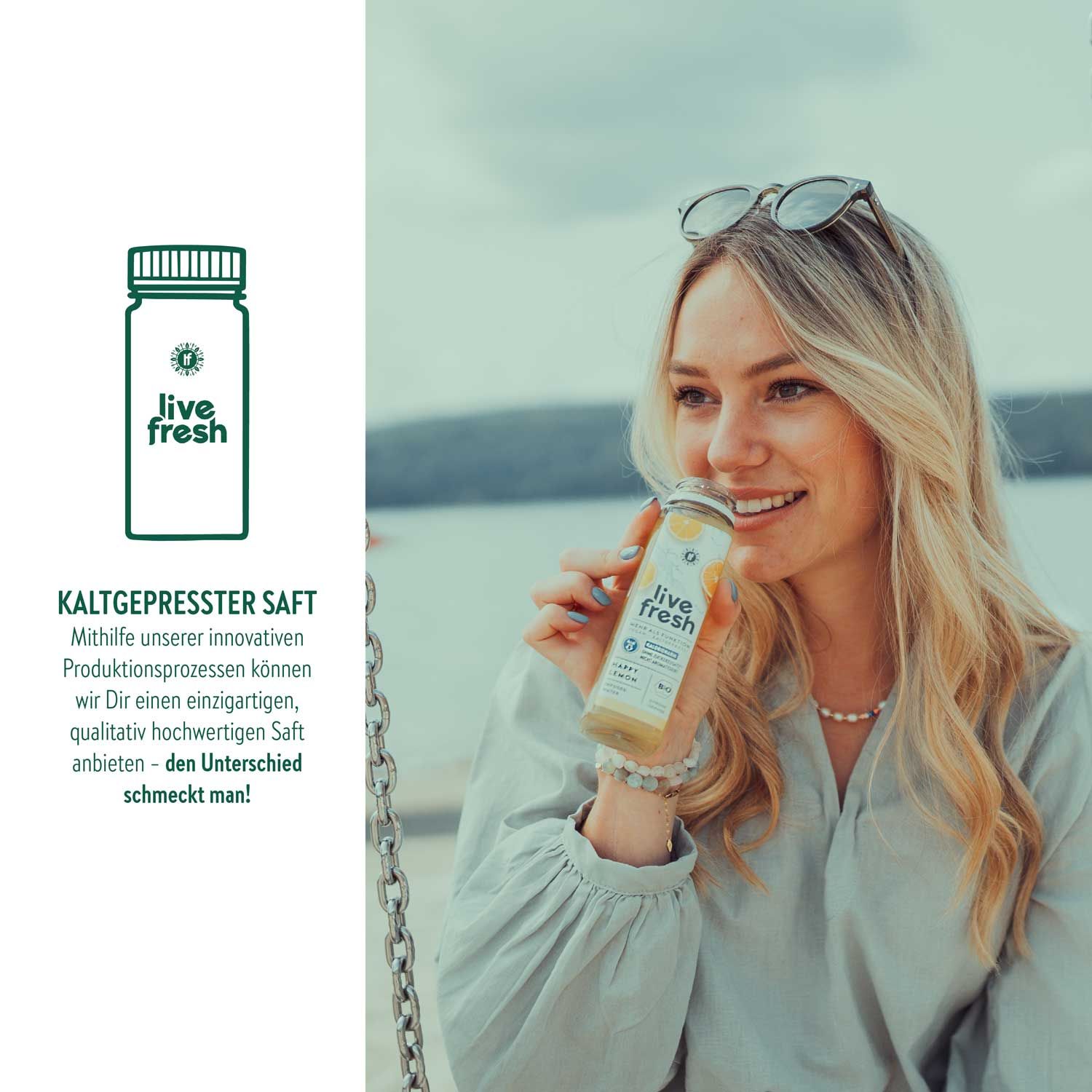 Frau trinkt Saft aus einer Flasche. Aufschrift: LiveFresh. Kaltgepresster Saft. Frau mit Sonnenbrille und Flasche am Meer.