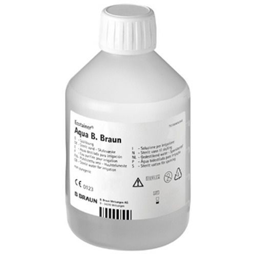 Flasche mit weißem Deckel. Aufschrift: Aqua B. Braun. Etikett mit Produktinformationen und CE-Kennzeichnung.