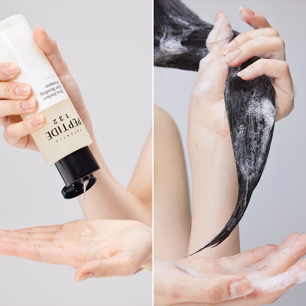 Hände mit COSRX Shampoo und schaumigem Haar.