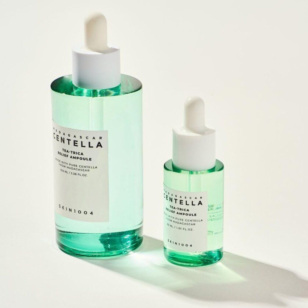 Zwei grüne Glasflaschen mit Pipetten, groß und klein, SKIN1004 Centella Tea-Trica Relief Ampoule.