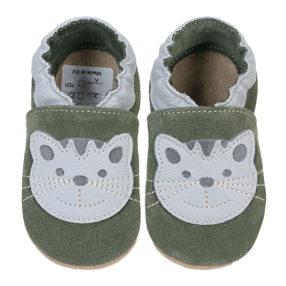 Olivgrüne Babyschuhe mit Katzenmotiv. Obermaterial aus Wildleder, weißer Rand und Katzenkopf. Sohle aus hellem Leder.