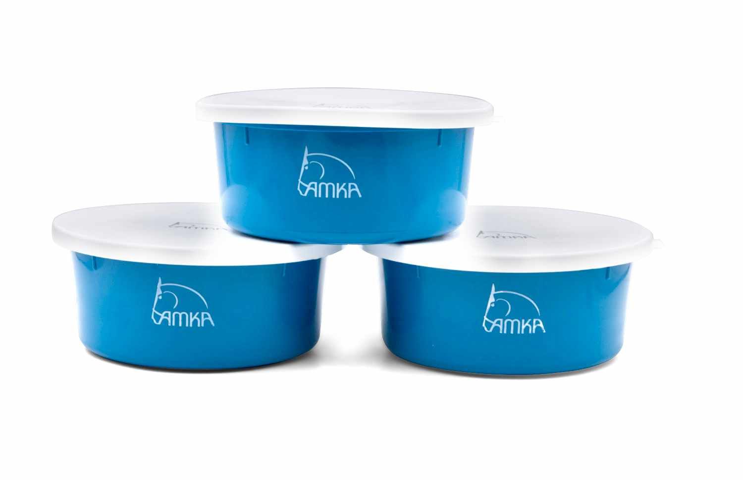 Drei blaue Futterschalen mit weißen Deckeln. Auf jeder Schale ist das AMKA-Logo abgebildet.