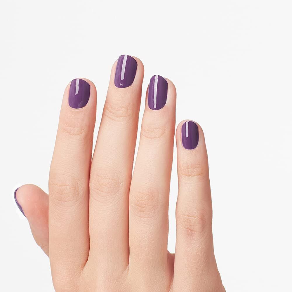 Hand mit lackierten Nägeln. Lila Nagellack.