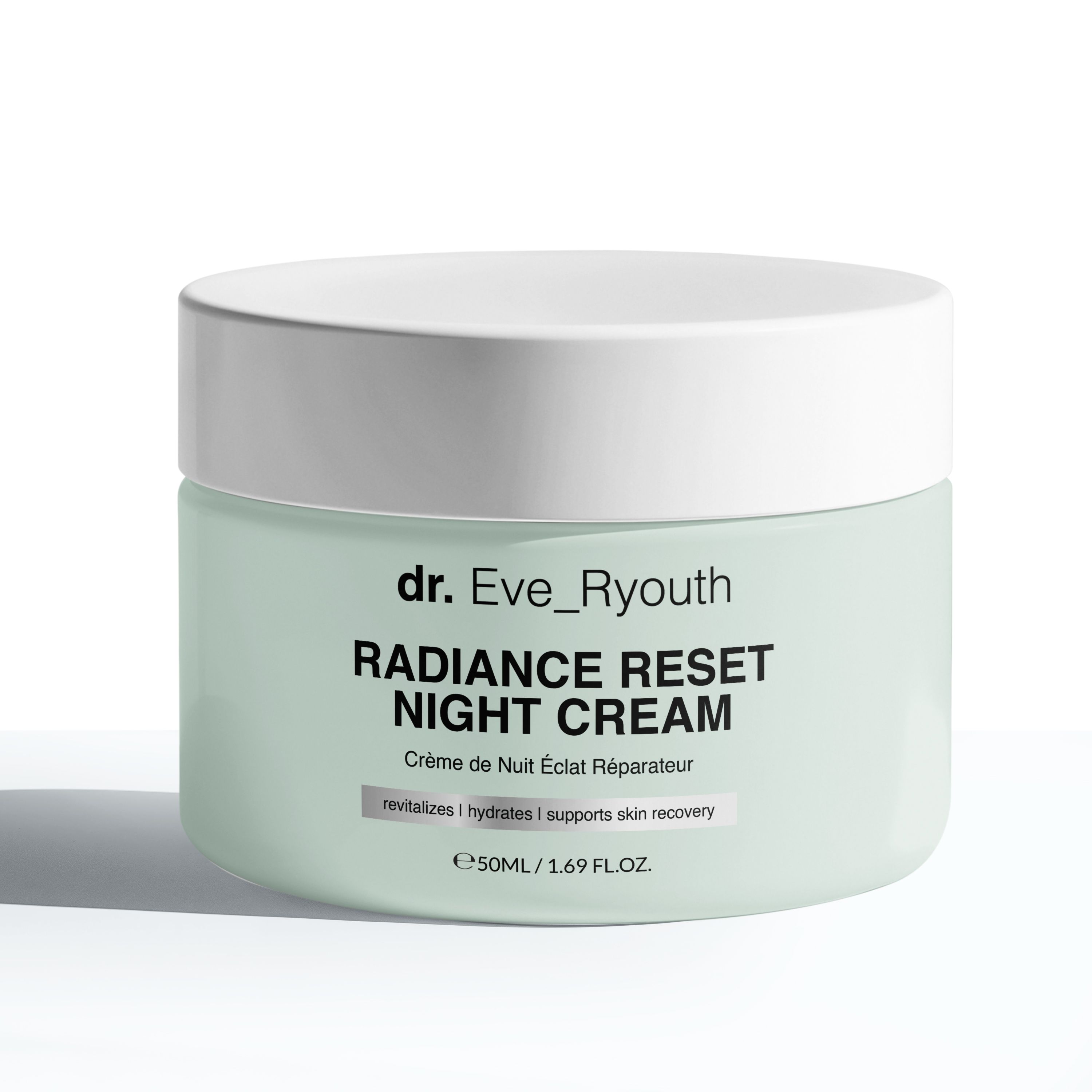 Hellgrüner Tiegel mit weißem Deckel. Aufschrift: Dr. Eve_Ryouth Radiance Reset Night Cream. Text: revitalizes | hydrates | supports skin recovery. 50 ml / 1.69 fl oz.