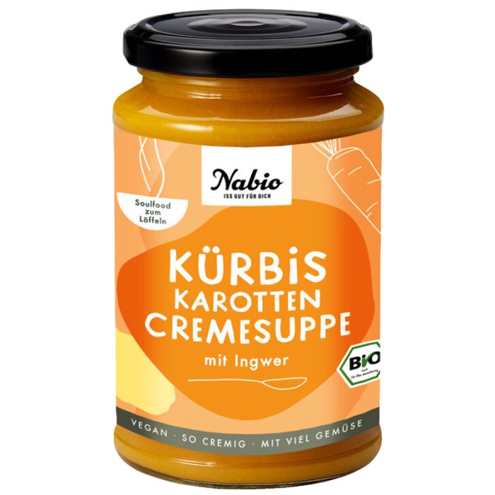 Glas mit Nabio Kürbis Karotten Cremesuppe mit Ingwer. Orangefarbene Suppe, schwarzer Deckel, orangefarbenes Etikett mit Text und Bio-Siegel.