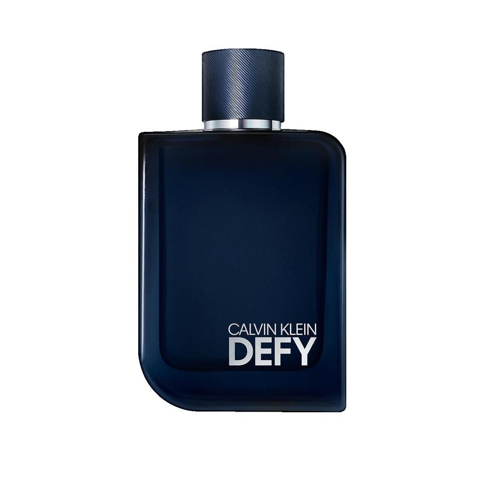 Dunkelblaue Parfumflasche mit silbernem Verschluss. Aufschrift: Calvin Klein Defy.