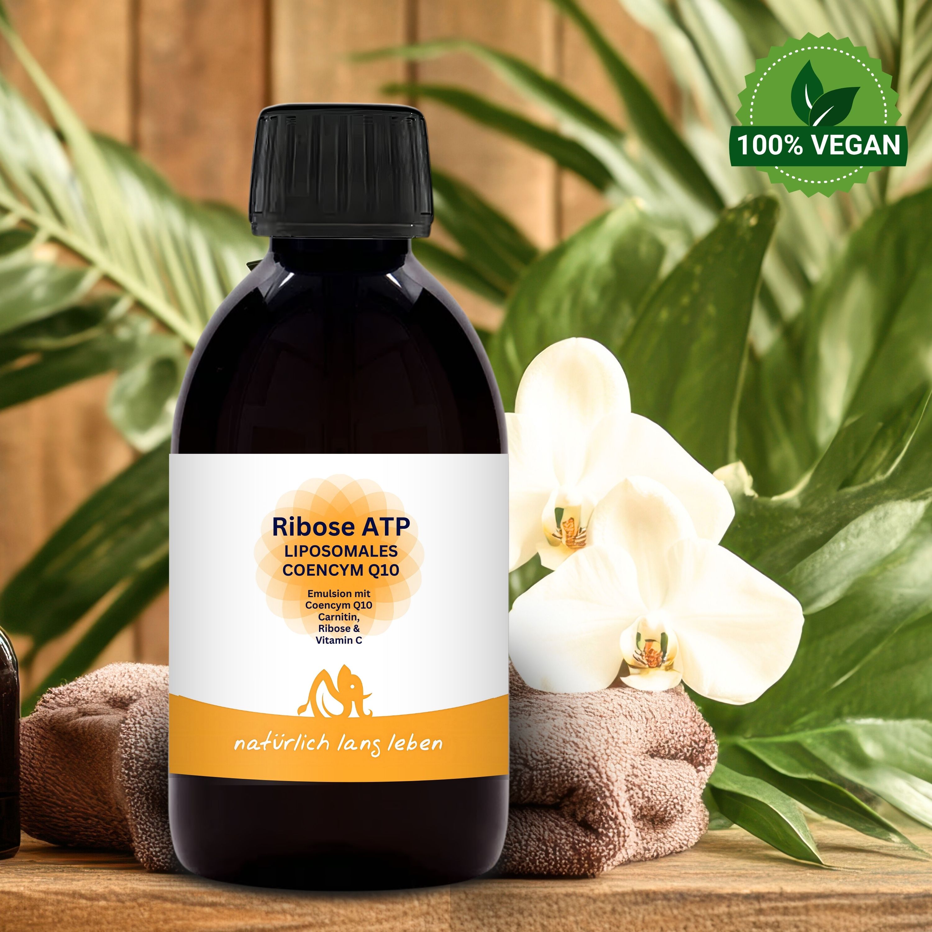 Braune Flasche mit schwarzem Deckel. Etikett: Ribose ATP Liposomales Coenzym Q10. Orangefarbener Streifen. Text: natürlich lang leben. 100% vegan.