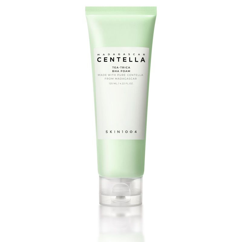 Hellgrüne Tube mit weißem Etikett. Aufschrift: MADAGASCAR CENTELLA, TEA-TRICA BHA FOAM, SKIN1004. Transparenter Verschluss.