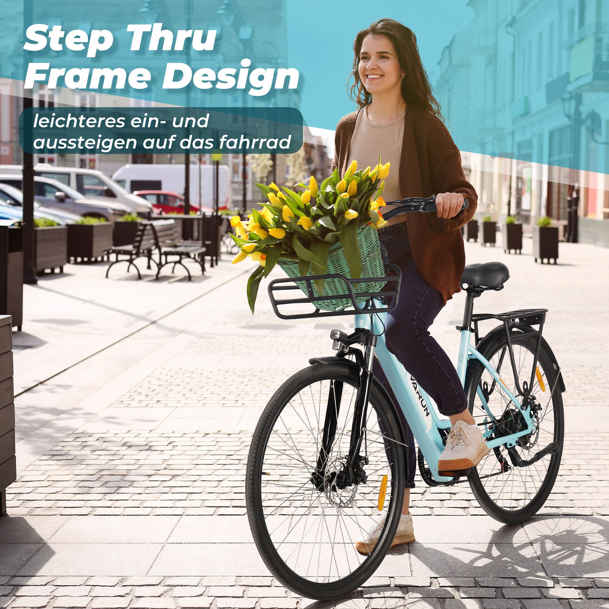Frau fährt hellblaues E-Bike mit Korb voller gelber Blumen. Text: Step Thru Frame Design, leichteres Ein- und Aussteigen auf das Fahrrad.