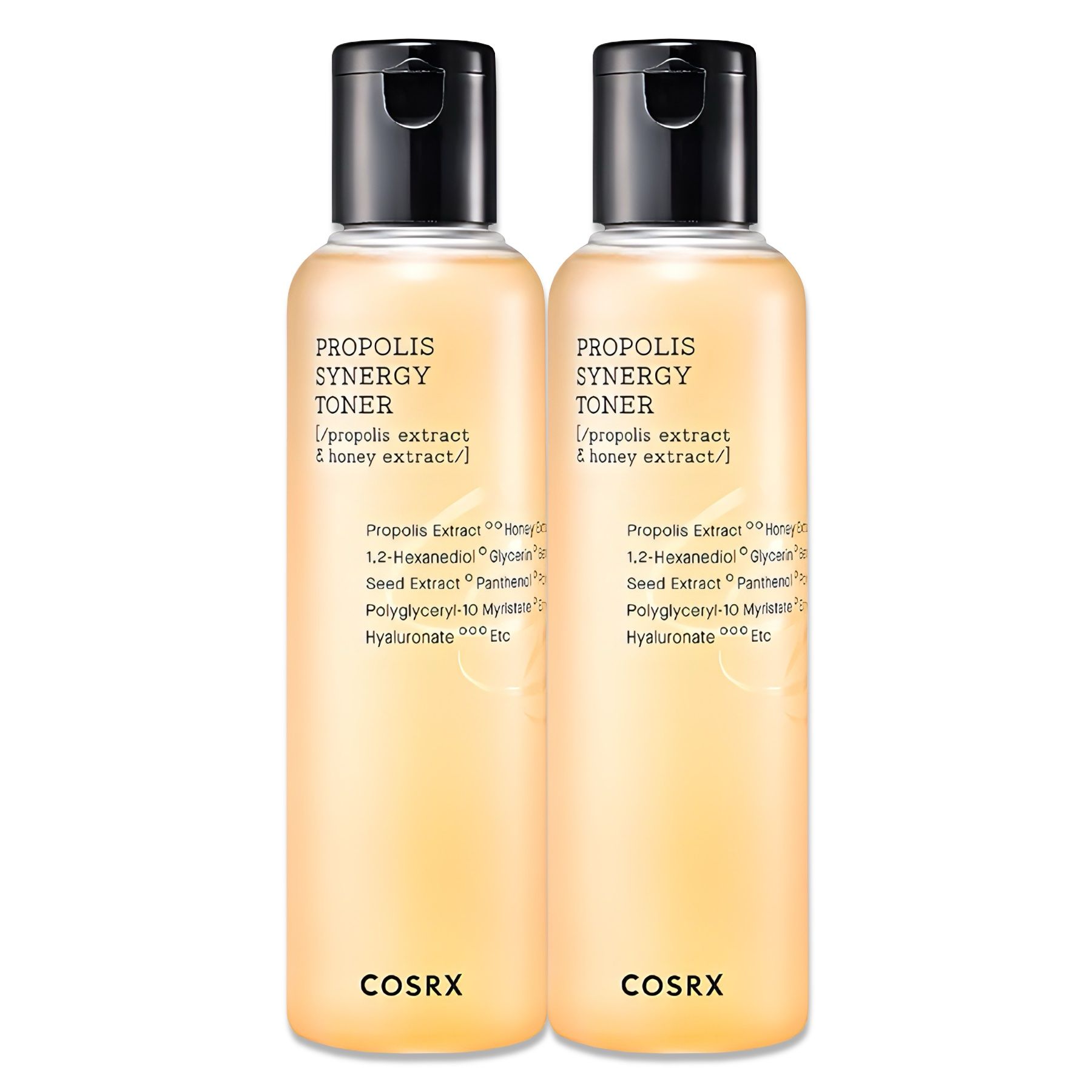 Zwei Flaschen Toner. Aufschrift: Propolis Synergy Toner. Schwarzer Deckel, transparente Flasche mit gelber Flüssigkeit. Marke: COSRX.