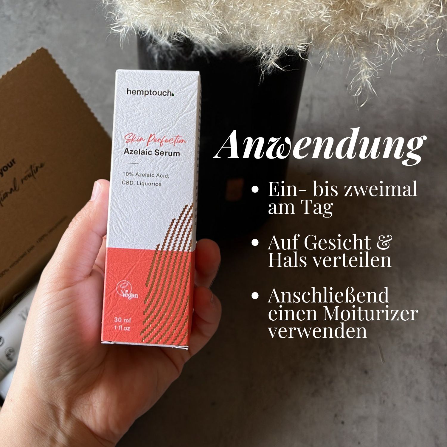 Hand hält Serum-Verpackung. Text: Hemptouch, Skin Perfection Azelaic Serum, 30 ml. Anwendung: 1-2 mal täglich, Gesicht & Hals.