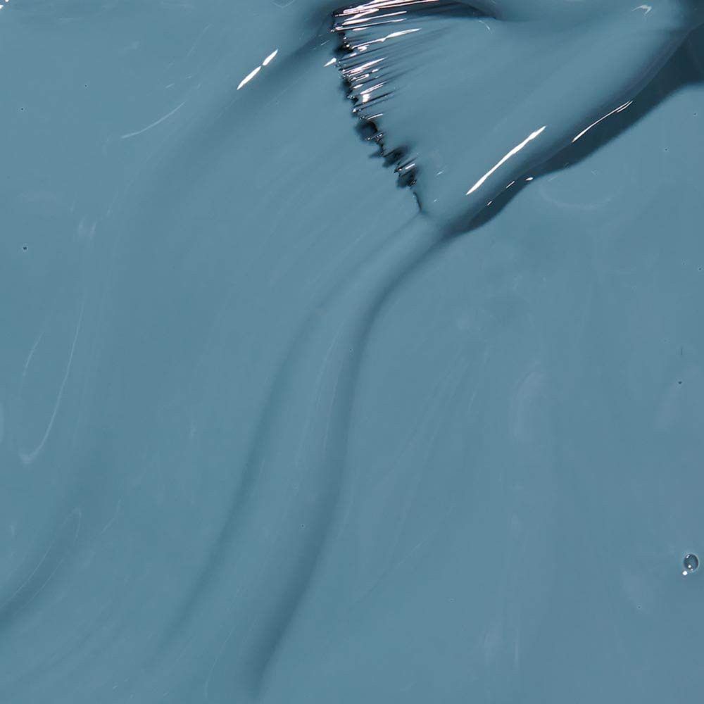 Blau-grauer Nagellack mit Pinsel. Die Textur ist glatt und glänzend. Der Pinsel ist mit Lack bedeckt.