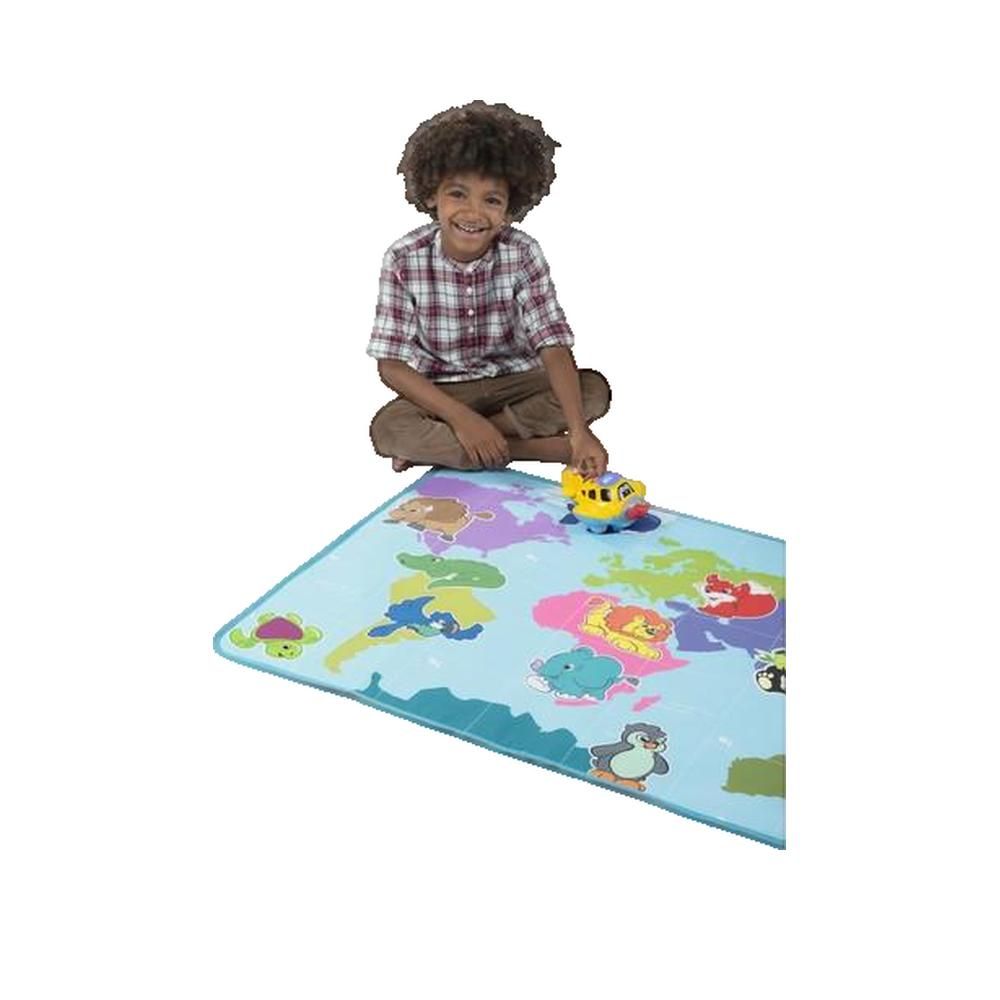 Ein Kind sitzt auf dem Boden und spielt mit einem gelben Spielzeugflugzeug auf einer Spielmatte mit einer Weltkarte. Die Matte ist blau.